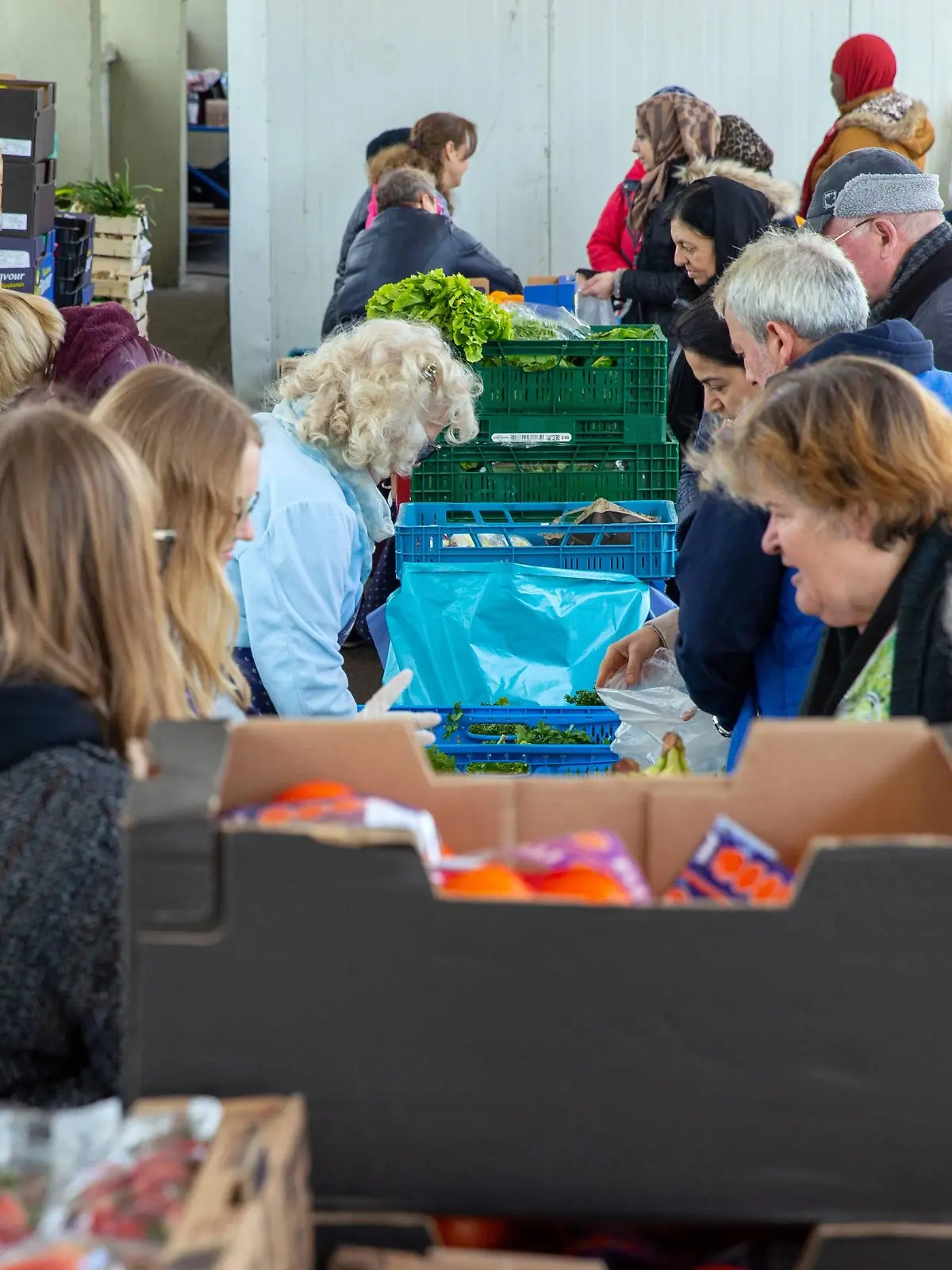 Im Rahmen der Aktion KAUF LOKAL schließen sich Männermode-Spezialist Hirmer und die Münchner Suppenküche zusammen, um gemeinsam mit der Münchner Tafel lokal zu helfen. Freiwillige Mitarbeiter der beiden Unternehmen geben gemeinsam mit den freiwilligen Helfern der Münchner Tafel auf deren Gelände warme Suppe der Münchner Suppenküche sowie Kleiderspenden an Bedürftige aus in München / Datum: 22.03.2019 / *** As part of the KAUF LOKAL campaign, mens fashion specialist Hirmer and the Münchner Suppenküche join forces to provide local help together with the Münchner Tafel Volunteers from the two companies, together with volunteers from the Münchner Tafel, donate warm soup from the Münchner Suppenküche and clothing to needy people in Munich Date 22 03 2019  