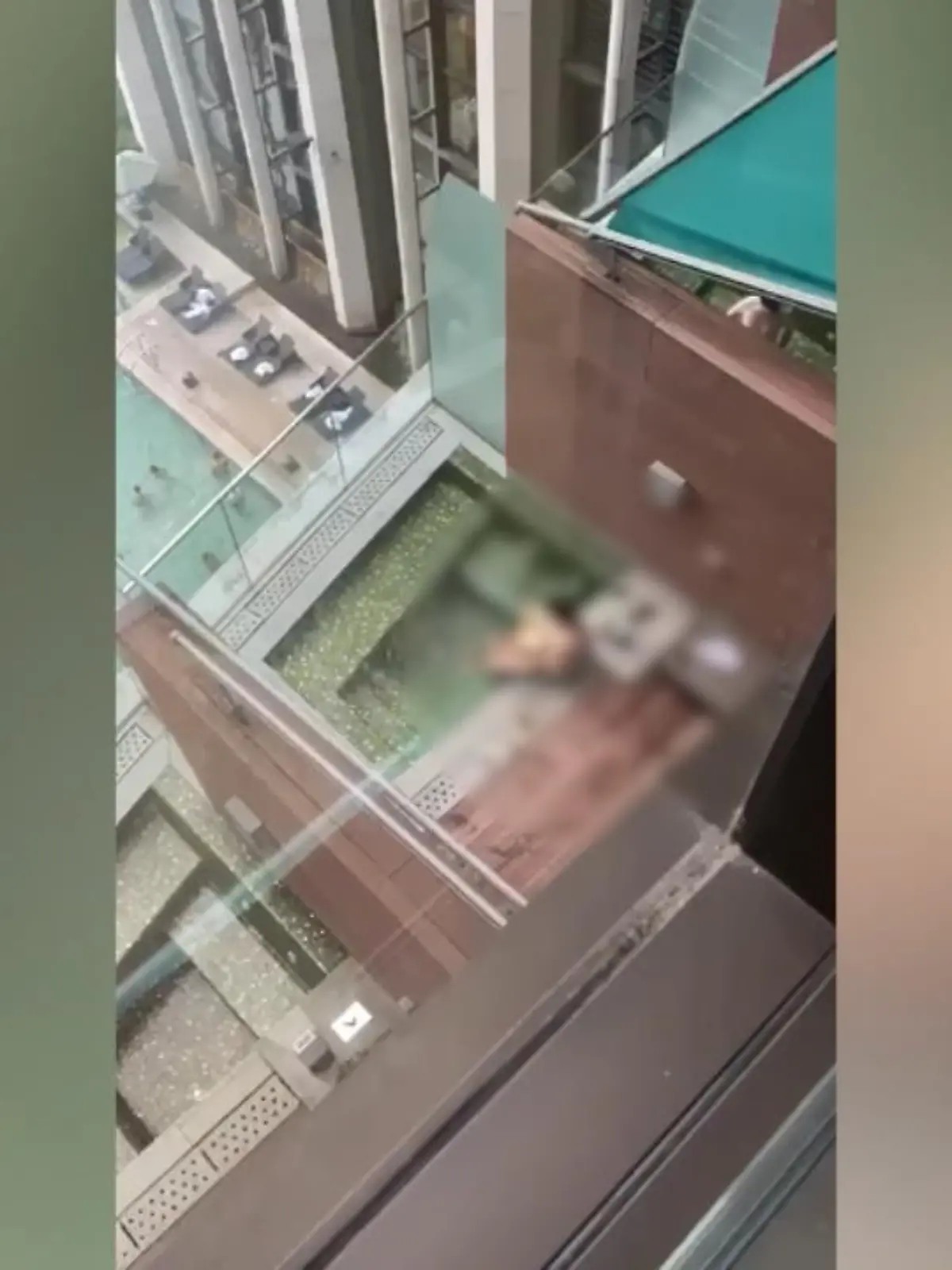 In einem Hotel in Hong Kong geht es wild umher. Gleich zwei Paare haben Sex im Privat-Pool - und werden dabei gefilmt.