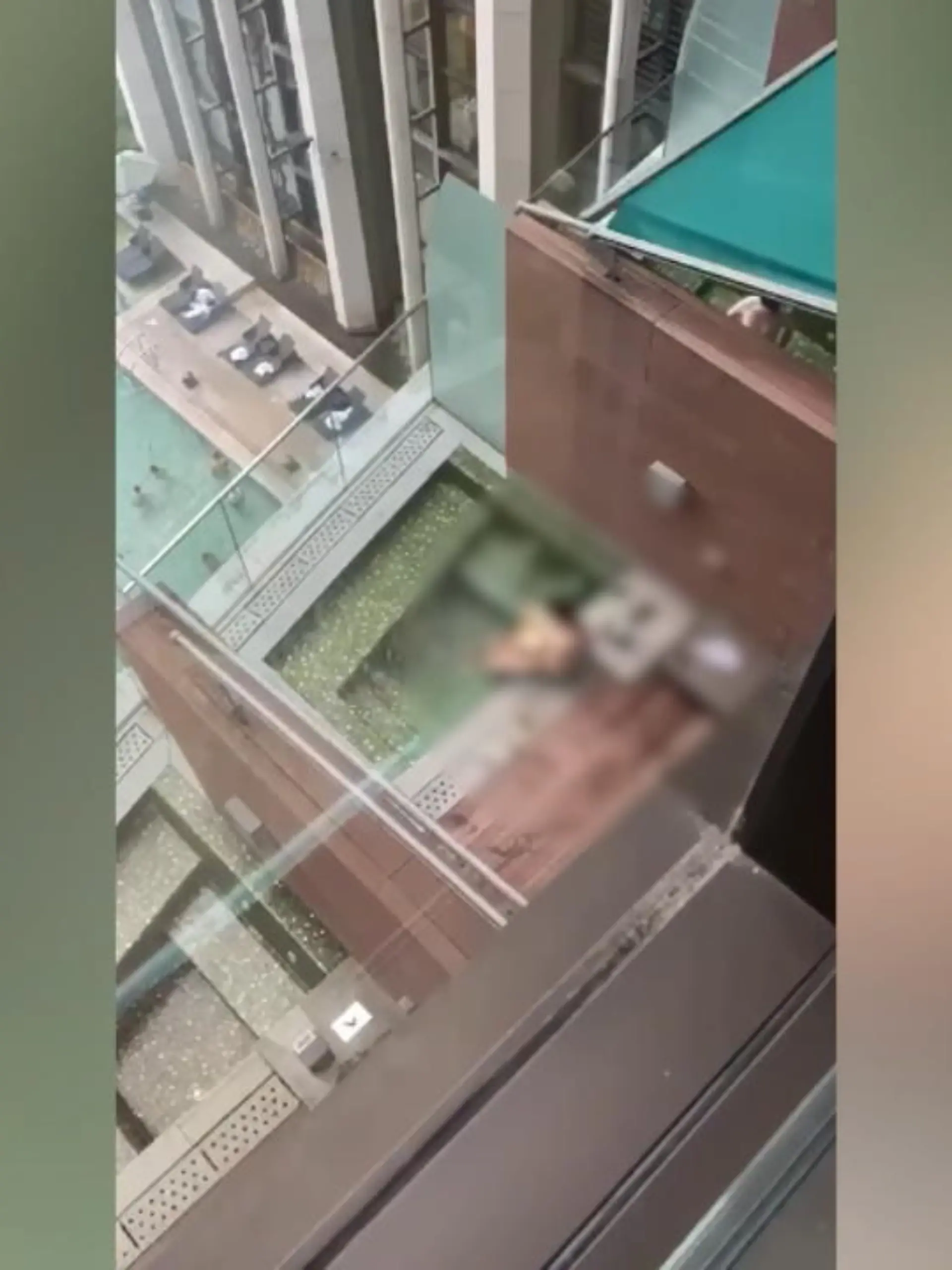 In einem Hotel in Hong Kong geht es wild umher. Gleich zwei Paare haben Sex im Privat-Pool - und werden dabei gefilmt.
