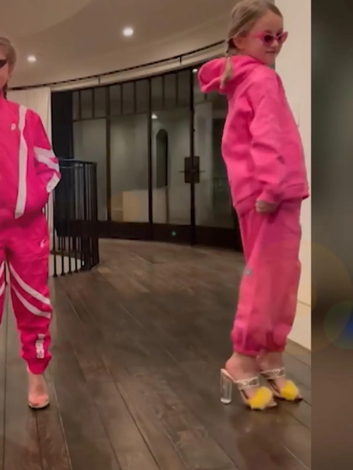 Bild zu: "Penelope Disick (8) rockt den Laufsteg"