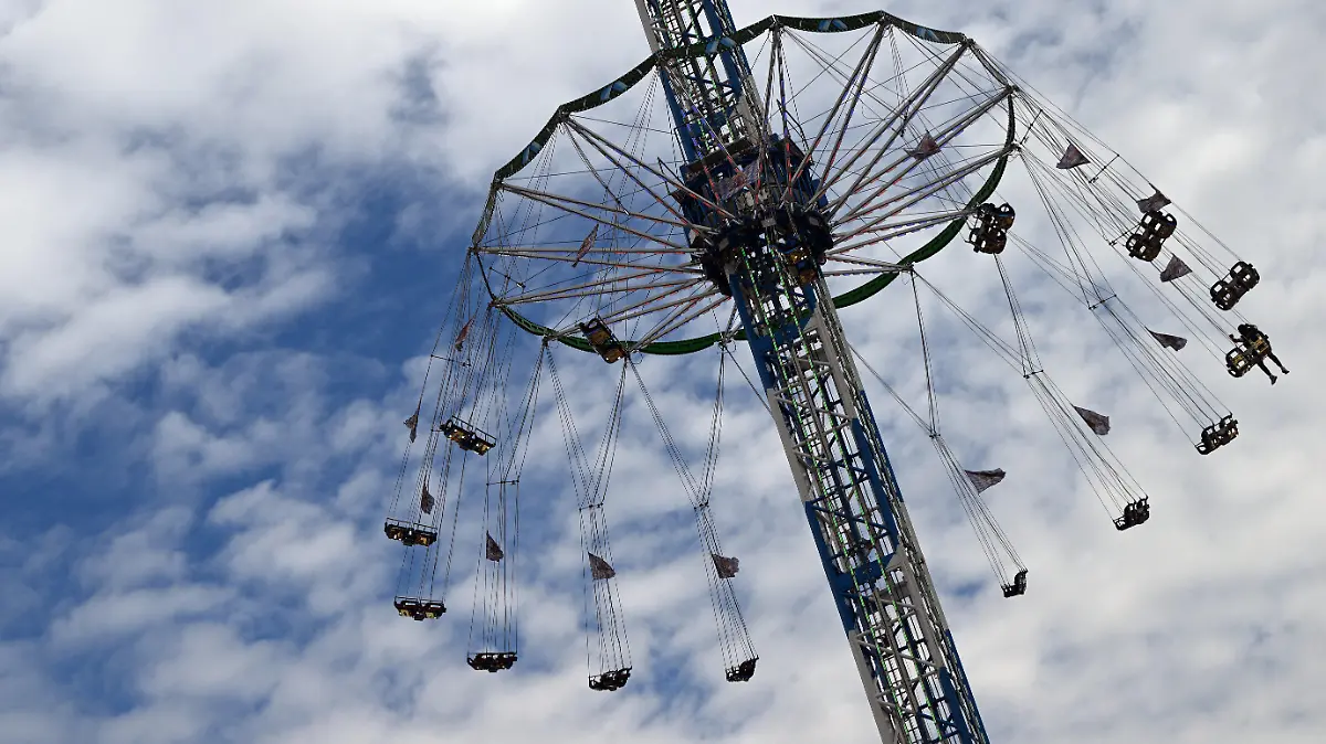 13.07.2022, Nordrhein-Westfalen, Düsseldorf: Journalisten testen beim Presserundgang ein Fahrgeschäft der Rheinkirmes. Nach zwei Jahren Pause wird ab dem 15. 07. bis zum 24. 07. wieder die traditionelle Rheinkirmes in Düsseldorf veranstaltet. Foto: Federico Gambarini/dpa +++ dpa-Bildfunk +++