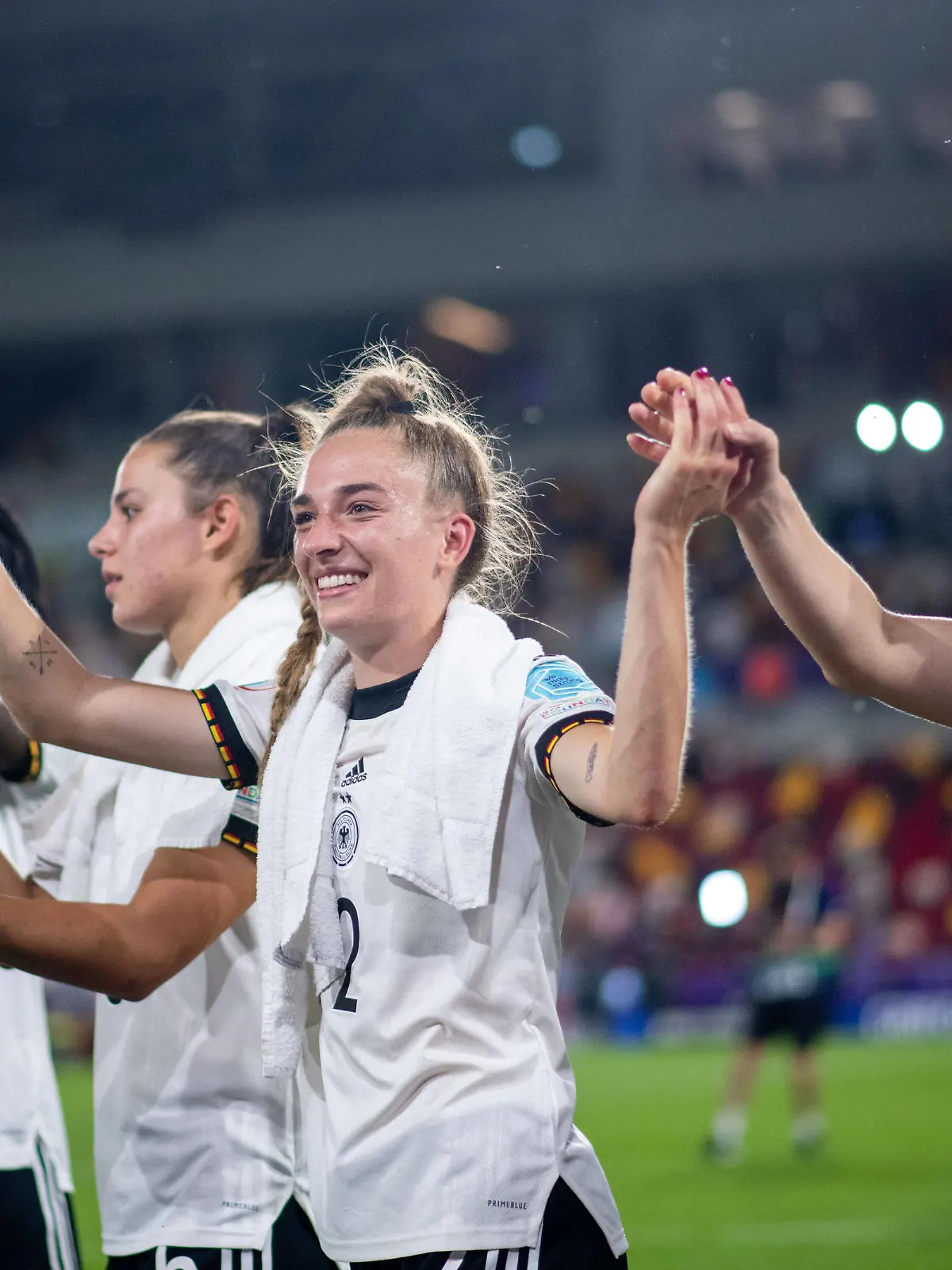  Sophia Kleinherne Deutschland 2, Sara Daebritz Deutschland 13 jubeln ueber den Sieg, GBR, Deutschland vs. Spanien, Fussball UEFA Womens EURO 2022, 12.07.2022, Gruppe B, 2. Spieltag GBR, Deutschland vs. Spanien, Fussball UEFA Womens EURO 2022, 12.07.2022, Gruppe B, 2. Spieltag *** Sophia Kleinherne Germany 2 , Sara Daebritz Germany 13 cheer over victory, GBR, Germany vs Spain, Football UEFA Womens EURO 2022, 12 07 2022, Group B, Matchday 2 GBR, Germany vs Spain, Football UEFA Womens EURO 2022, 12 07 2022, Group B, Matchday 2 Copyright: xEibner/Memmlerx EP_MMR
