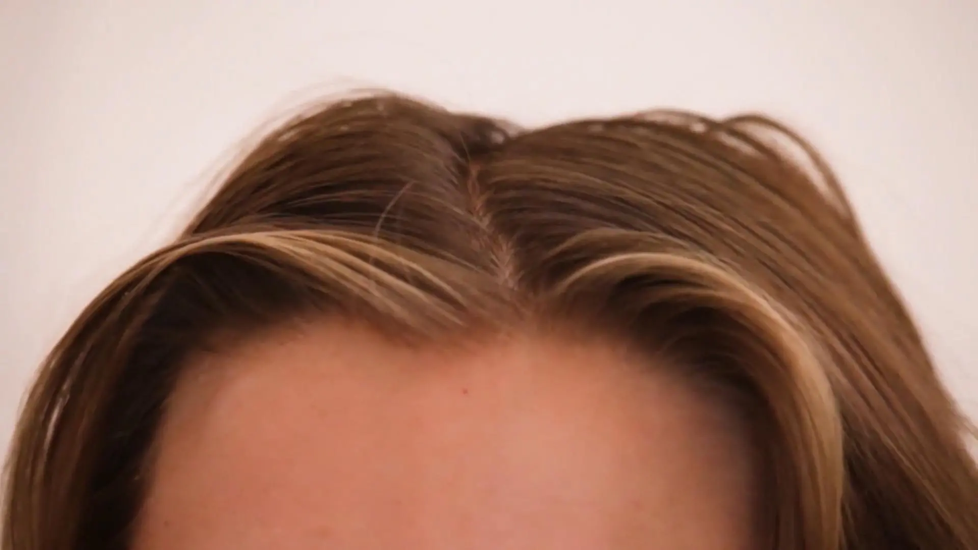 3 Produkte im Test: DAS hilft wirklich gegen fettige Haare Shampoo, Haarwasser & Kapseln