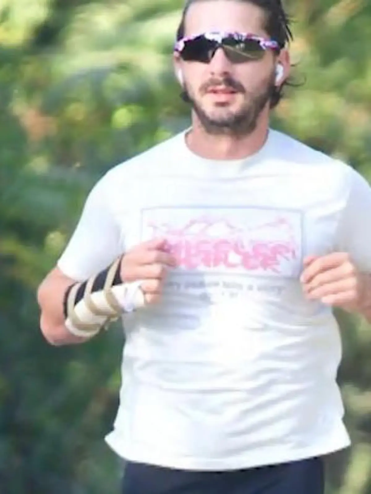Bild zu: "Shia LaBeouf joggt mit verletzter Hand - und enger Hose"