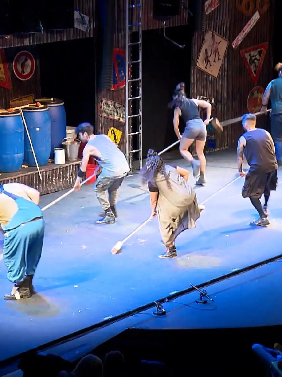 Bild zu: "Premiere von „STOMP“ in Köln"