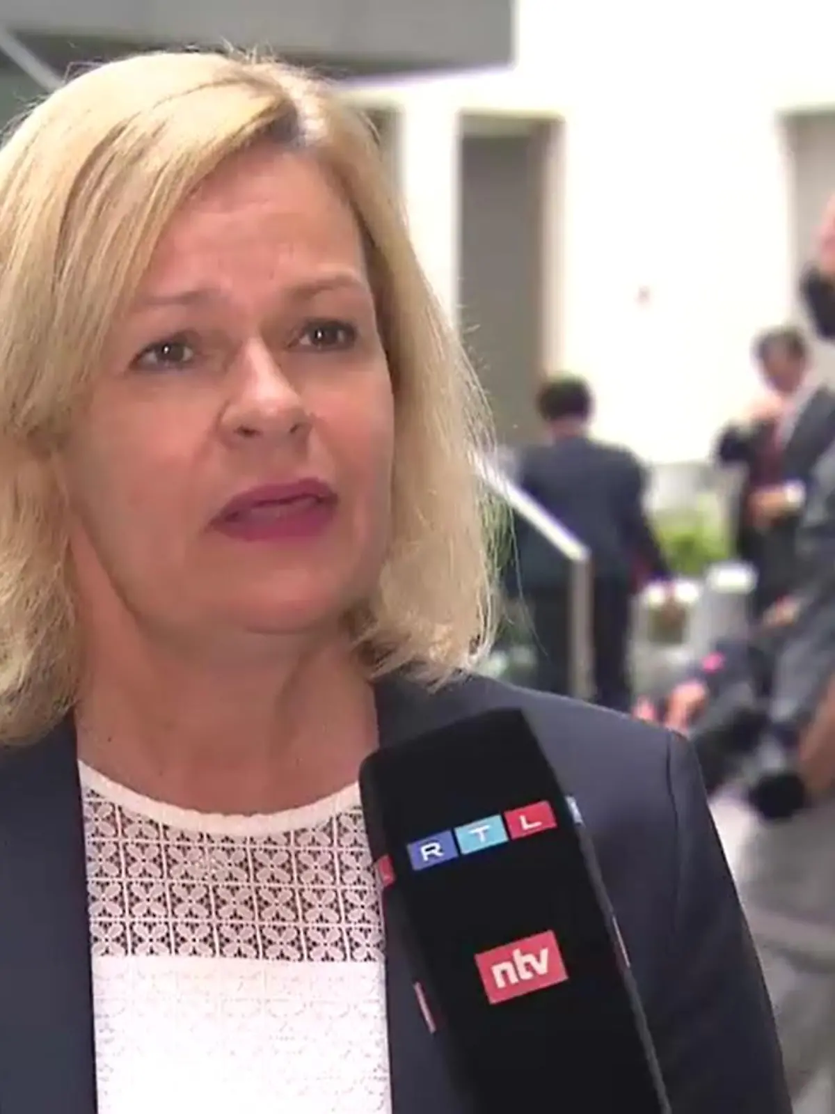 Nancy Faeser spricht sich für ein höheres Gehalt für Fußballerinnen aus.