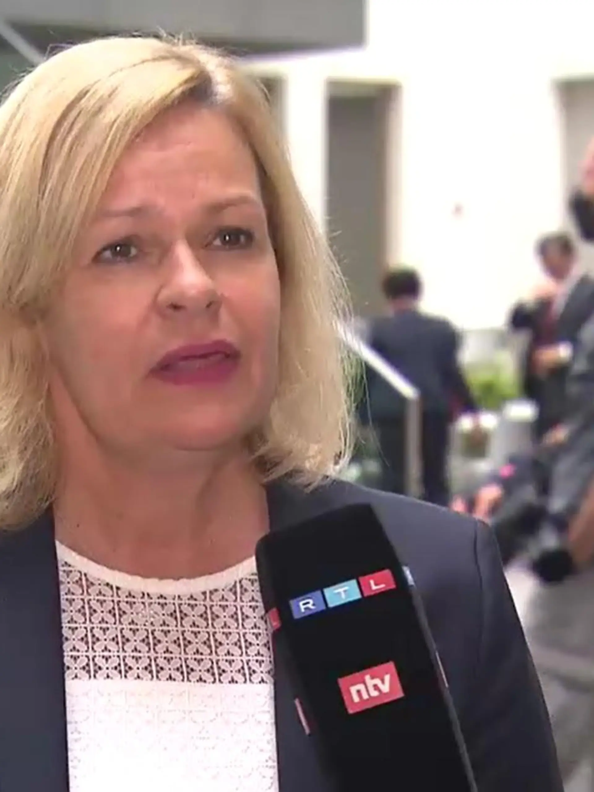 Nancy Faeser spricht sich für ein höheres Gehalt für Fußballerinnen aus.