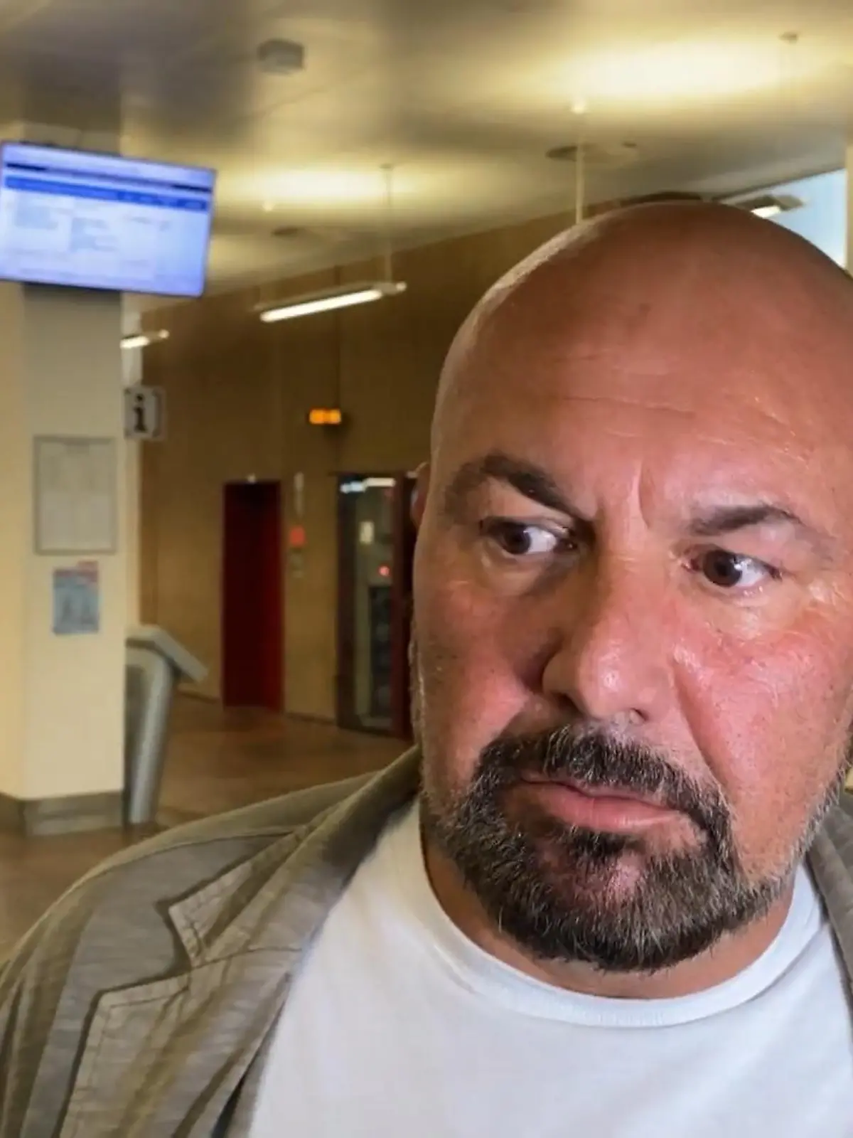 Hat Anil G. seine Ex-Freundin Derya und seinen Sohn Kian getötet, weil er die Vaterschaft nicht anerkennen wollte? Der 25-Jährige muss sich seit Mittwoch wegen zweifachen Mordes vor dem Landgericht Köln verantworten. Die Polizei hatte im November 2021 die Leichen der 24-Jährigen und ihres vier Jahre alten Kindes aus dem Rhein geborgen.