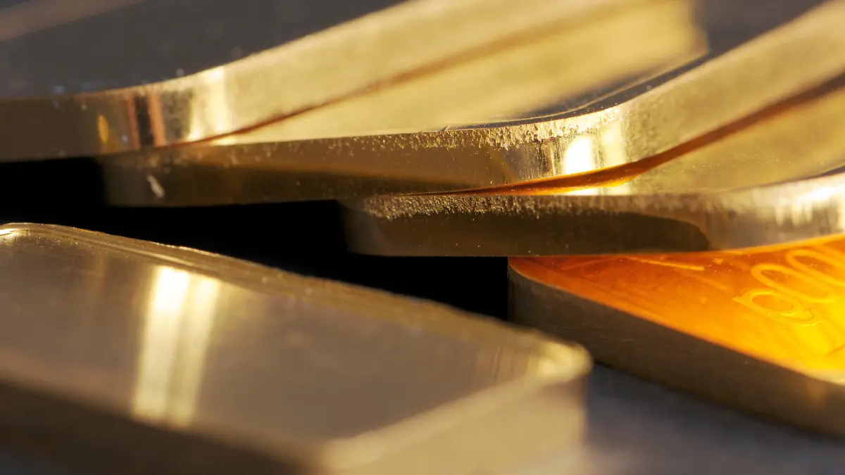 ARCHIV - 20.03.2008, Bayern, Straubing: Goldbarren (100 Gramm) liegen auf einem Tisch. Die G7-Staaten wollen bei ihrem Gipfel in Bayern nach Angaben von US-Präsident Joe Biden ein Importverbot für russisches Gold verkünden. Damit würden Russland Dutzende Milliarden Dollar Einnahmen aus diesem wichtigen Exportgut wegbrechen, teilte Biden am Sonntag auf Twitter mit. Foto: Armin Weigel/dpa +++ dpa-Bildfunk +++