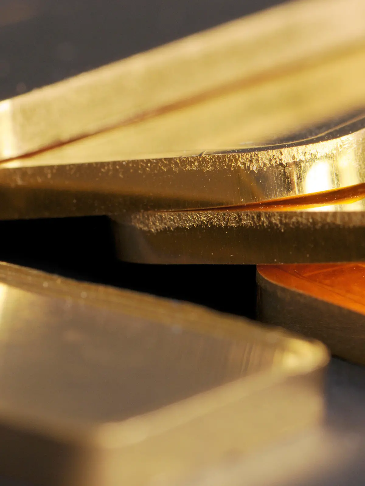 ARCHIV - 20.03.2008, Bayern, Straubing: Goldbarren (100 Gramm) liegen auf einem Tisch. Die G7-Staaten wollen bei ihrem Gipfel in Bayern nach Angaben von US-Präsident Joe Biden ein Importverbot für russisches Gold verkünden. Damit würden Russland Dutzende Milliarden Dollar Einnahmen aus diesem wichtigen Exportgut wegbrechen, teilte Biden am Sonntag auf Twitter mit. Foto: Armin Weigel/dpa +++ dpa-Bildfunk +++