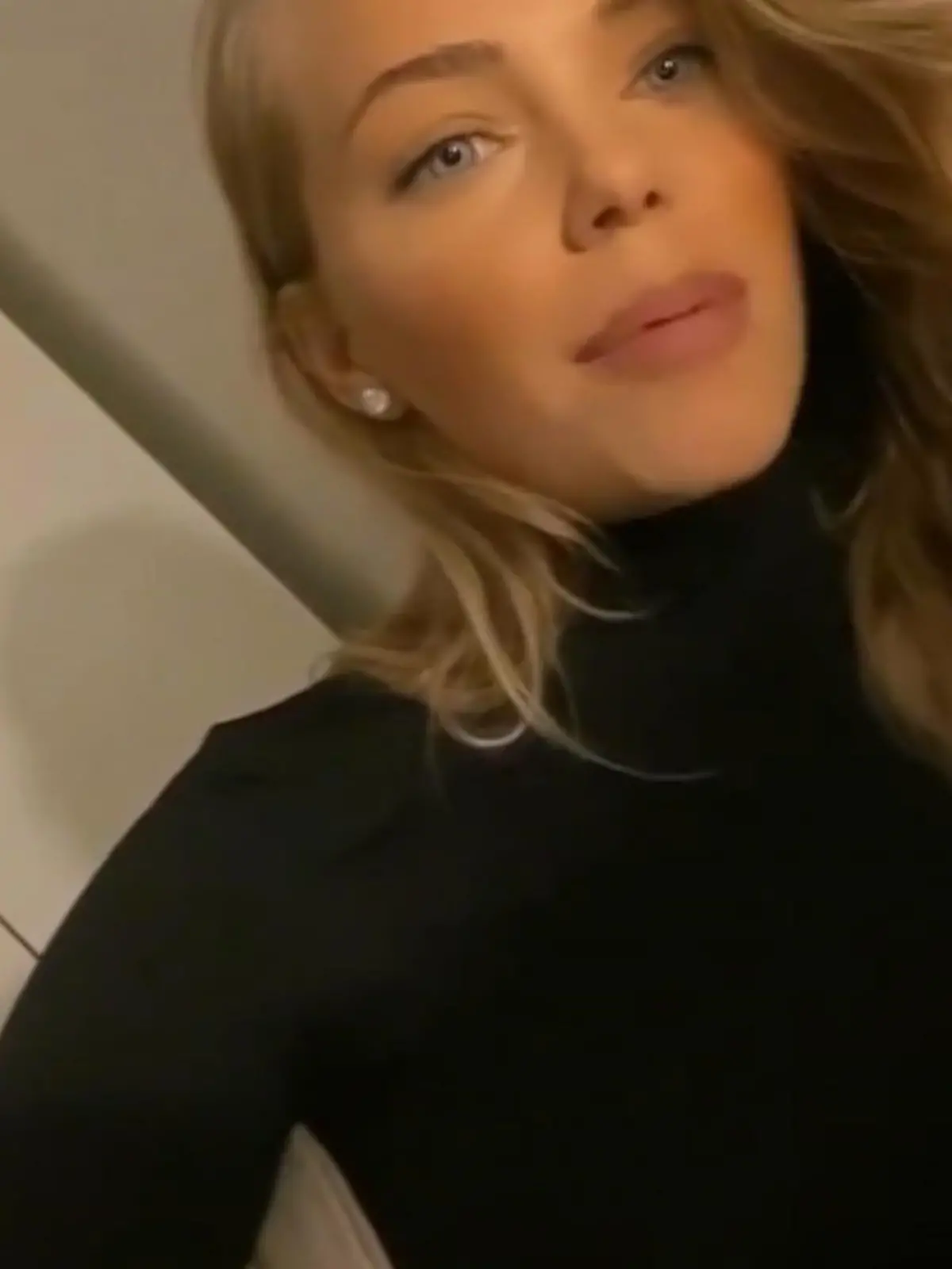 Bild zu: "Influencerin Laura Maria zeigt ihre Tattoos"