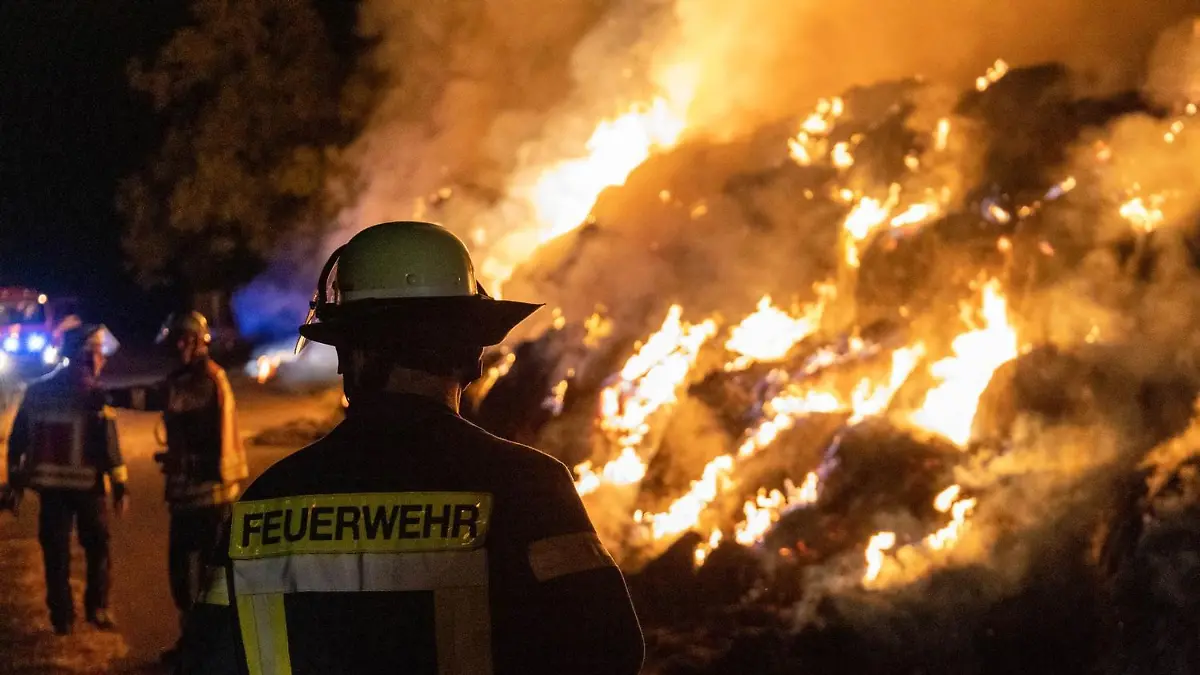 Am Montagabend gegen 22:50 Uhr brannte es in der Rotgartenstraße im Stadtteil Aufenau lichterloh. Wie die Polizei mitteilte, standen 600 Heuballen in der Nähe eines Reiterhofes in Flammen, die die Einsatzkräfte stundenlang versuchte zu löschen.