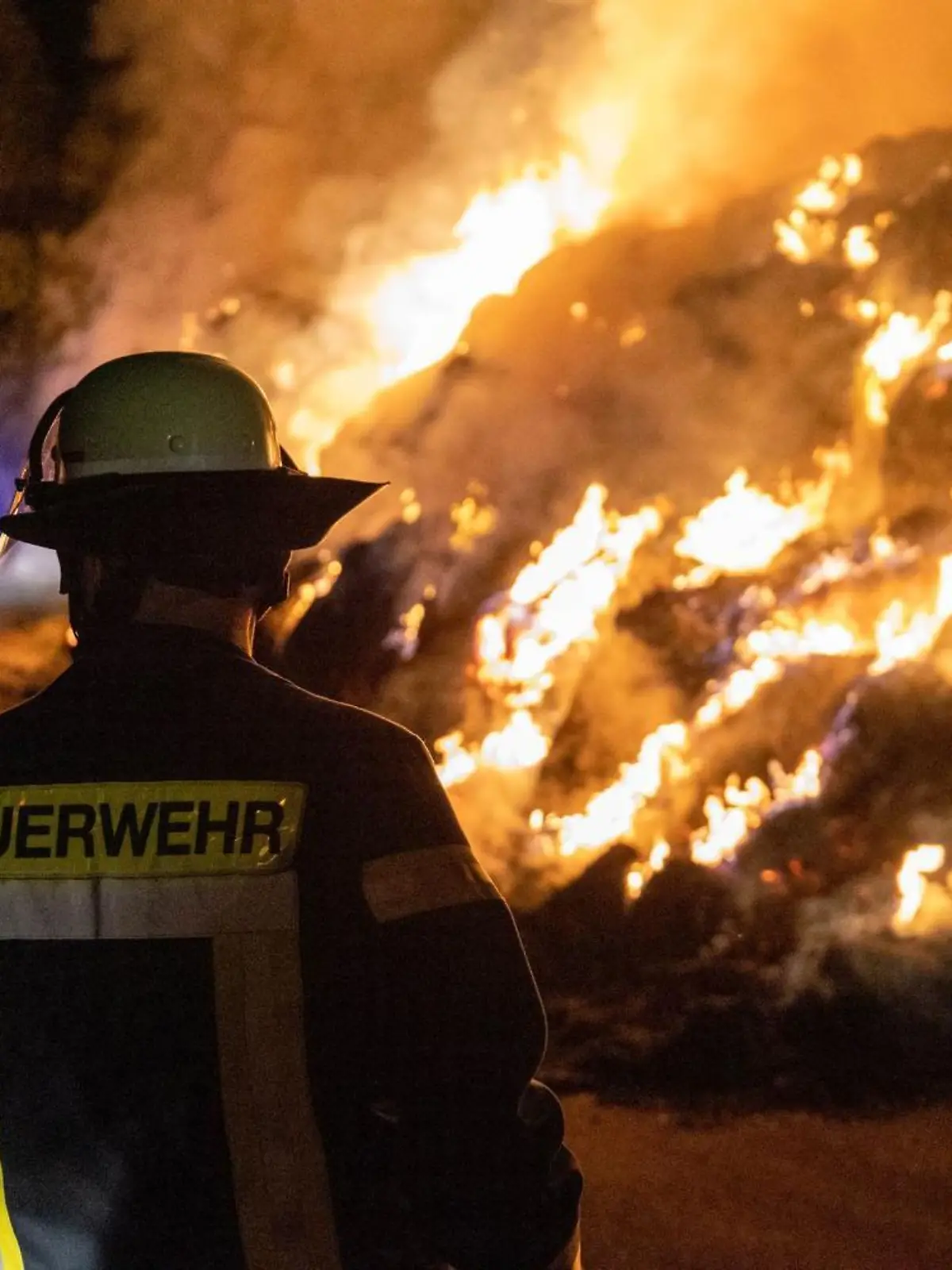 Am Montagabend gegen 22:50 Uhr brannte es in der Rotgartenstraße im Stadtteil Aufenau lichterloh. Wie die Polizei mitteilte, standen 600 Heuballen in der Nähe eines Reiterhofes in Flammen, die die Einsatzkräfte stundenlang versuchte zu löschen.