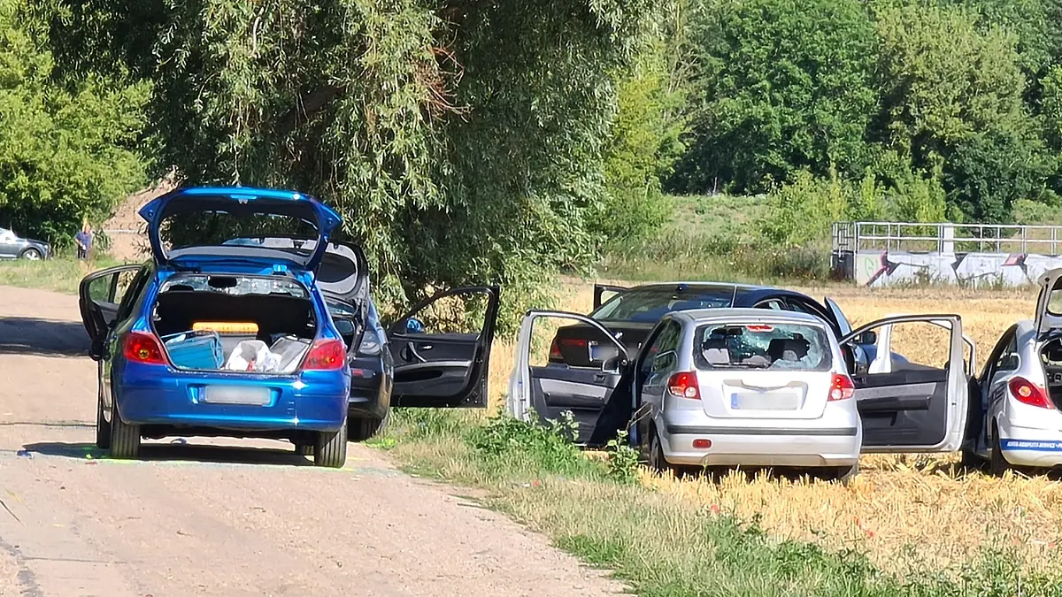 12.07.2022, Sachsen-Anhalt, Halle/Saale: Am Einsatzort sind am Dienstagmorgen mehrere Autos mit Einschusslöchern zu sehen. In Halle hat es in der Nacht zum Dienstag einen Großeinsatz der Polizei gegeben. Es seien mehrere Menschen verletzt worden, sagte ein Polizeisprecher in Halle. Zu Medienberichten, wonach es eine Schießerei gegeben haben könnte, gab er keine Auskunft. Foto: Tobias Junghannß/dpa-Zentralbild/dpa - ACHTUNG: Kennzeichen wurde(n) aus rechtlichen Gründen gepixelt +++ dpa-Bildfunk +++