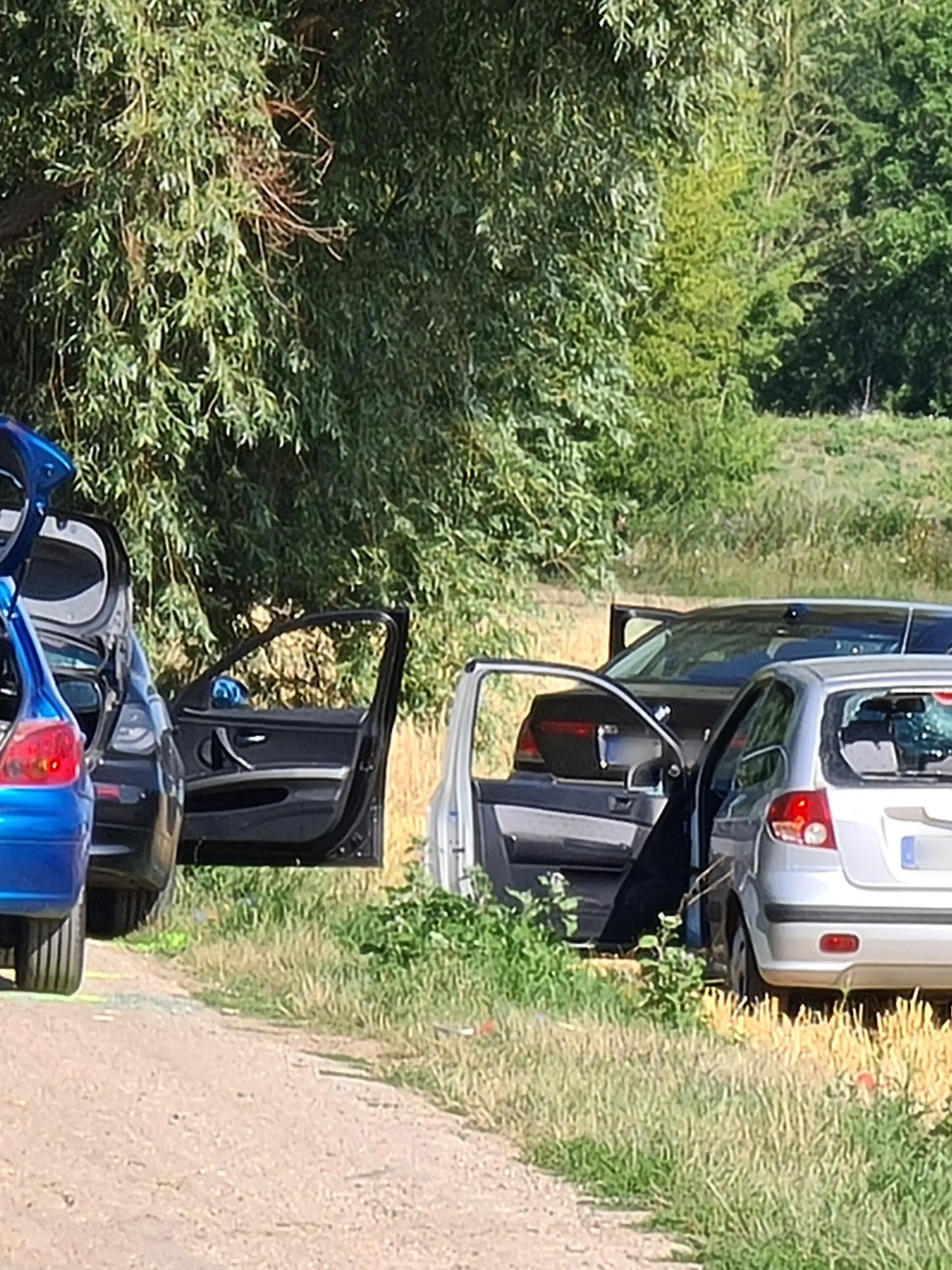 12.07.2022, Sachsen-Anhalt, Halle/Saale: Am Einsatzort sind am Dienstagmorgen mehrere Autos mit Einschusslöchern zu sehen. In Halle hat es in der Nacht zum Dienstag einen Großeinsatz der Polizei gegeben. Es seien mehrere Menschen verletzt worden, sagte ein Polizeisprecher in Halle. Zu Medienberichten, wonach es eine Schießerei gegeben haben könnte, gab er keine Auskunft. Foto: Tobias Junghannß/dpa-Zentralbild/dpa - ACHTUNG: Kennzeichen wurde(n) aus rechtlichen Gründen gepixelt +++ dpa-Bildfunk +++