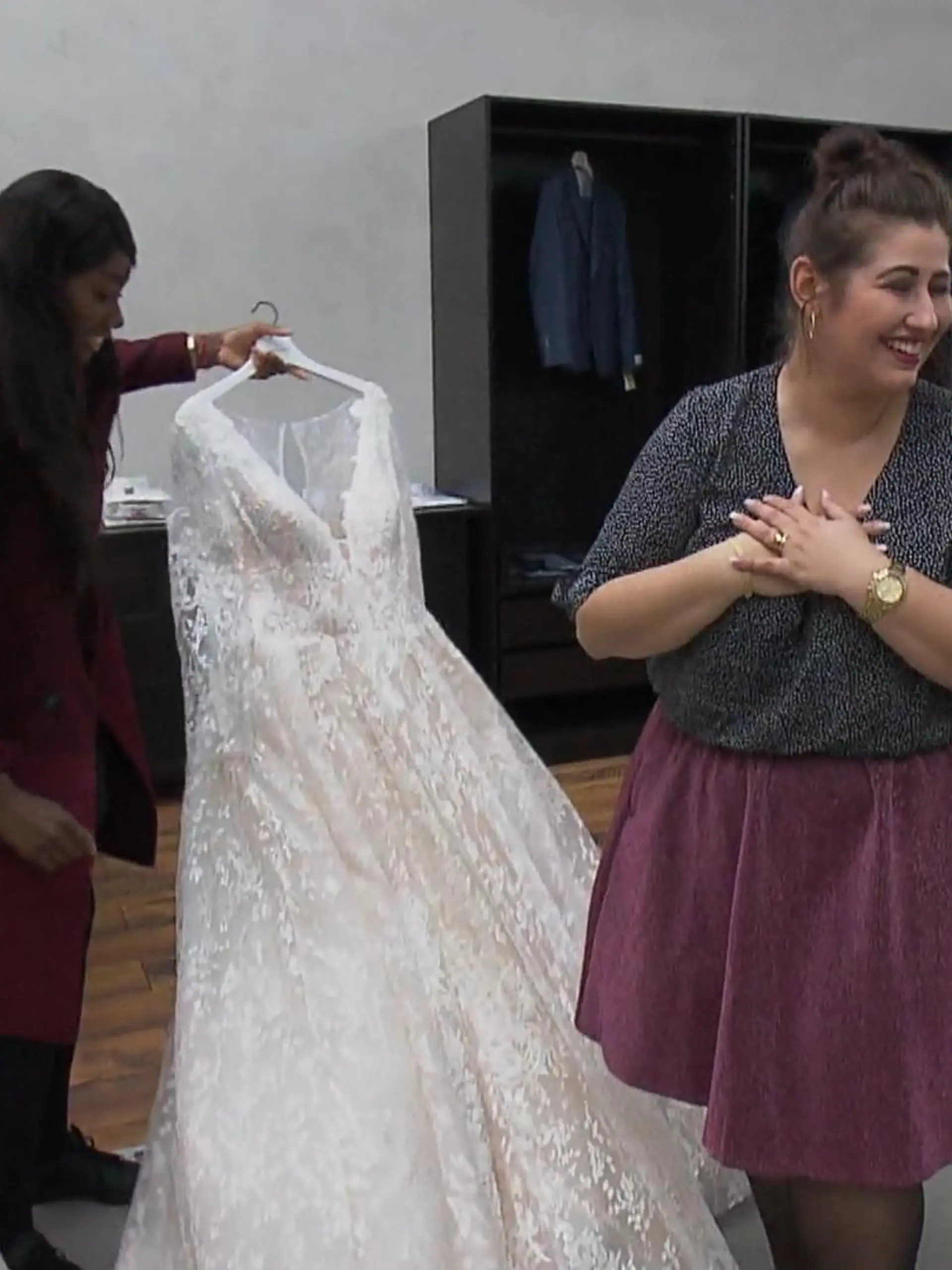 Bild zu: "Im "Vanity Bridal" steht die nächste Anprobe an."