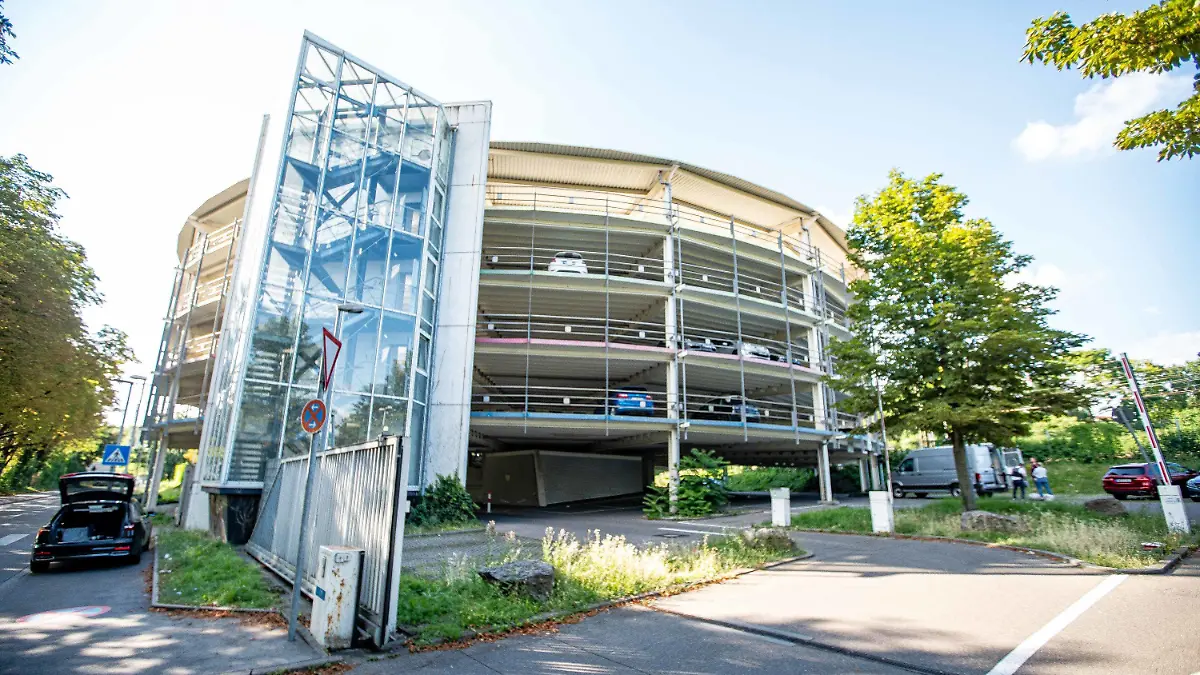 11.07.2022, Baden-Württemberg, Stuttgart: Die Polizei hat am Montag im Stuttgarter Stadtteil Bad Canstatt eine tote Frau in einem Auto in diesem Parkhaus entdeckt. Ein Angehöriger hatte die 32-Jährige gegen 7.30 Uhr bei der Polizei als vermisst gemeldet, etwa vier Stunden später sei die Frau gefunden worden, teilte die Polizei am Montagabend mit. Die Beamten gehen derzeit von einem Tötungsdelikt aus. Ein Sprecher von Mercedes-Benz teilte der Deutschen Presse-Agentur in Stuttgart am Montagabend mit, dass es sich bei dem Parkhaus um ein Mitarbeiterparkhaus des Konzerns handelt. Foto: Simon Adomat/VMD-Images/dpa +++ dpa-Bildfunk +++