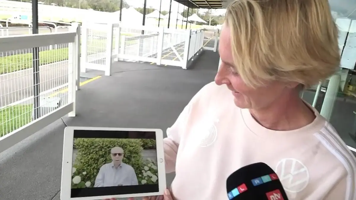Martina Voss-Tecklenburg freut sich über die Botschaft von Reiner Calmund.