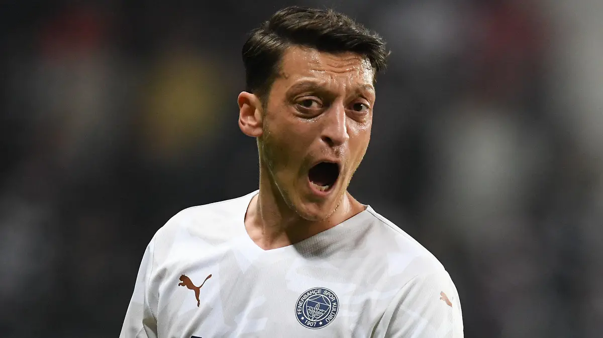 ARCHIV - 16.09.2021, Hessen, Frankfurt/Main: Fußball: Europa League, Eintracht Frankfurt - Fenerbahce Istanbul, Gruppenphase, Gruppe D, 1. Spieltag im Deutsche Bank Park. Istanbuls Mesut Özil reagiert. (zu dpa «Ex-Weltmeister Özil will Vertrag bei Fenerbahçe erfüllen») Foto: Arne Dedert/dpa +++ dpa-Bildfunk +++