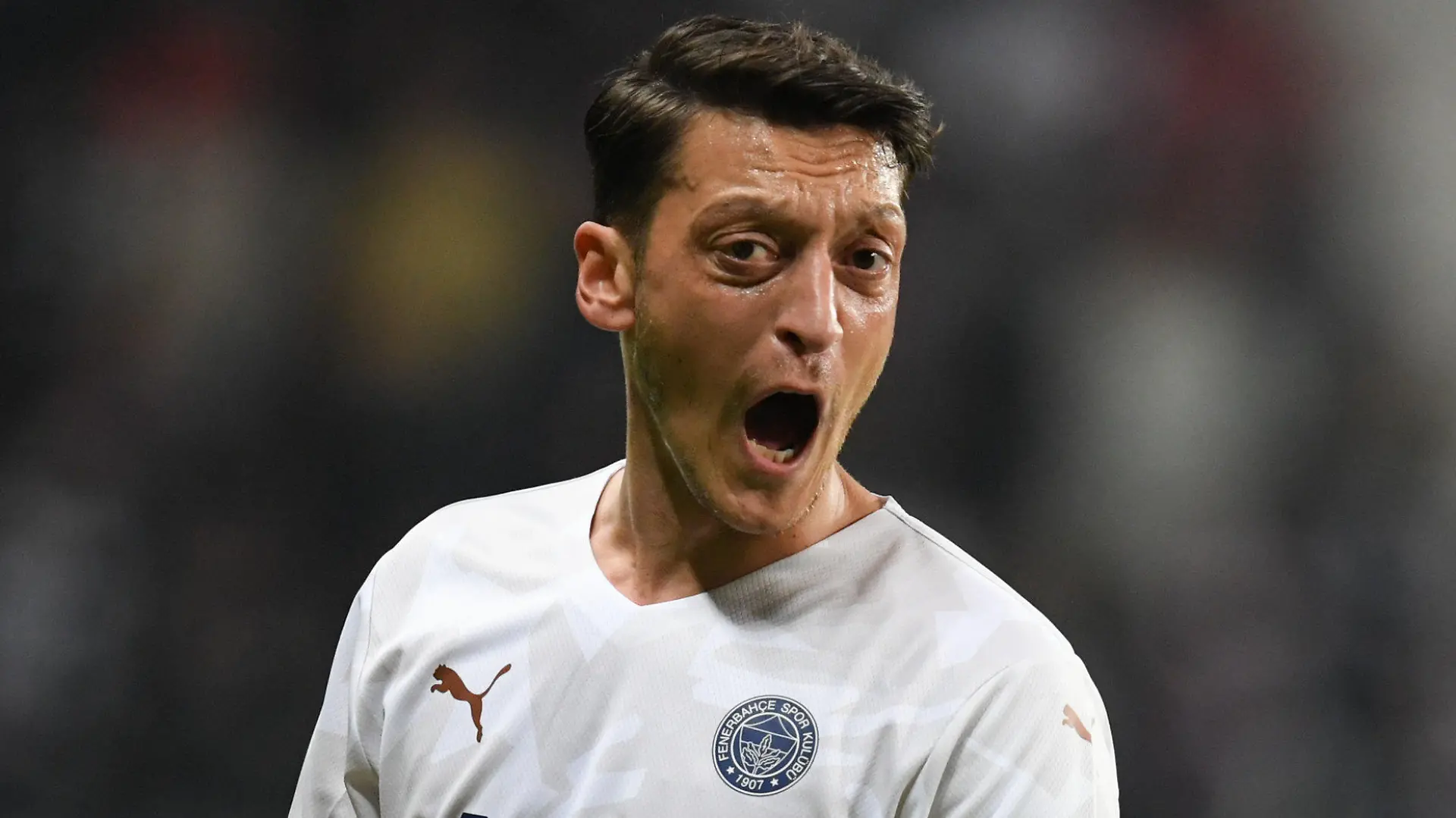 ARCHIV - 16.09.2021, Hessen, Frankfurt/Main: Fußball: Europa League, Eintracht Frankfurt - Fenerbahce Istanbul, Gruppenphase, Gruppe D, 1. Spieltag im Deutsche Bank Park. Istanbuls Mesut Özil reagiert. (zu dpa «Ex-Weltmeister Özil will Vertrag bei Fenerbahçe erfüllen») Foto: Arne Dedert/dpa +++ dpa-Bildfunk +++