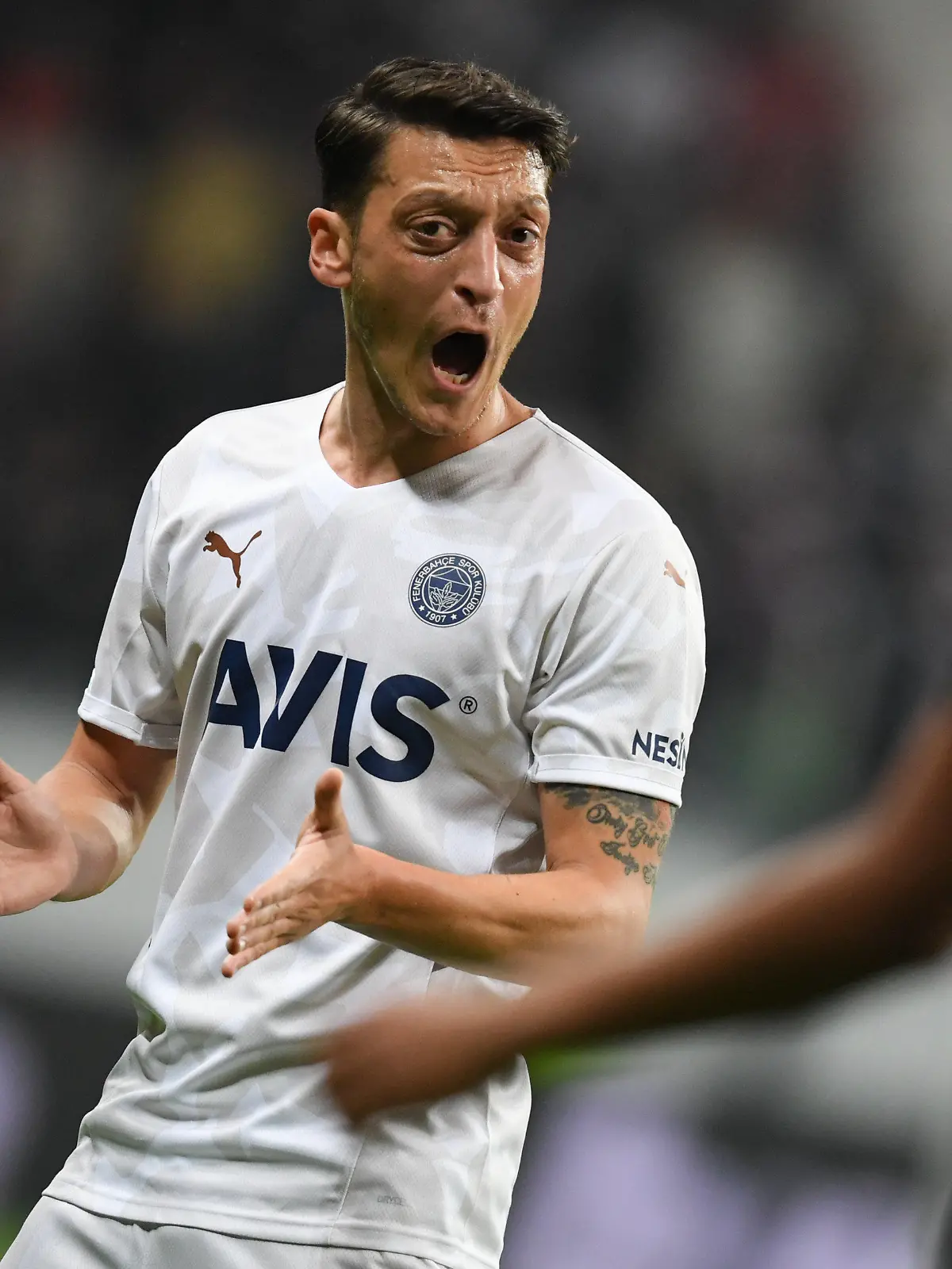 ARCHIV - 16.09.2021, Hessen, Frankfurt/Main: Fußball: Europa League, Eintracht Frankfurt - Fenerbahce Istanbul, Gruppenphase, Gruppe D, 1. Spieltag im Deutsche Bank Park. Istanbuls Mesut Özil reagiert. (zu dpa «Ex-Weltmeister Özil will Vertrag bei Fenerbahçe erfüllen») Foto: Arne Dedert/dpa +++ dpa-Bildfunk +++