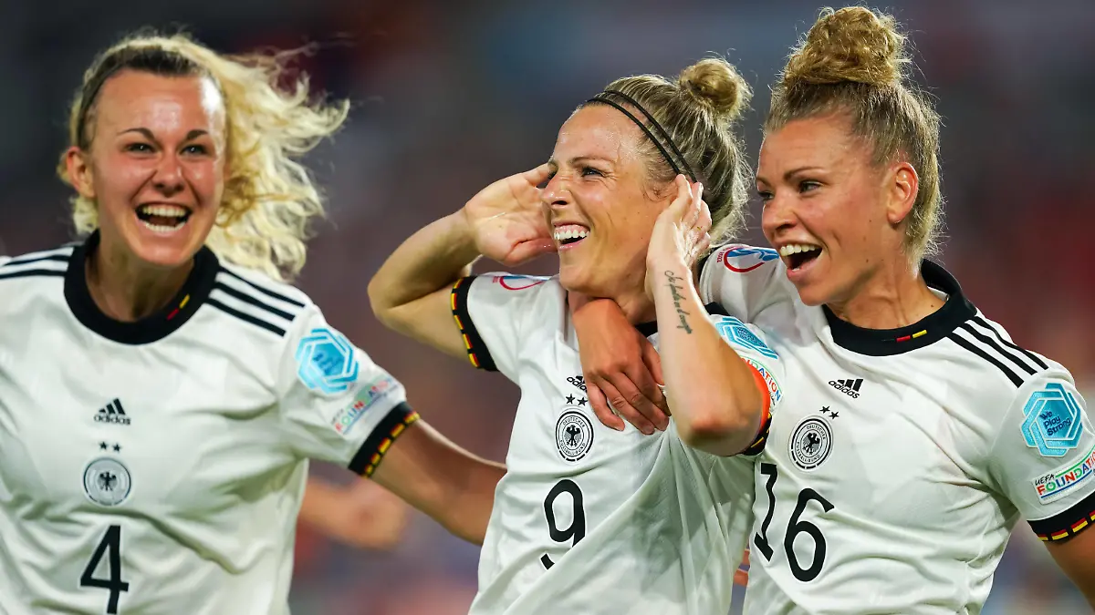 Sport Themen der Woche KW27 Sport Bilder des Tages London, England, July 8th 2022: Svenja Huth 9 Germany celebrates a goal with teammates, which gets dissallowed during the UEFA Womens Euro 2022 football match between Germany and Denmark at Brentford Community Stadium in London, England. Daniela Porcelli /SPP PUBLICATIONxNOTxINxBRA Copyright: xDanielaxPorcellix/SPPx spp-en-DaPos-20220708-JDP09769