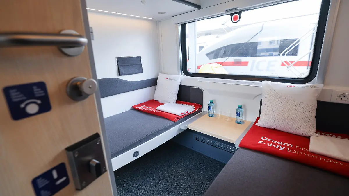 11.07.2022, Hamburg: Ein Abteil im neuen «Liegewagen comfort» des Nightjet der Österreichischen Bundesbahn ist bei einem Medientermin am Bahnhof Altona zu sehen. Gemeinsam mit der Deutschen Bahn (DB) stellte die ÖBB (Österreichischen Bundesbahnen) am Montag ihren modernisierten Liegewagen vor. Der Nachtzug verkehrt auf der Strecke Wien/Innsbruck - Hamburg. Foto: Christian Charisius/dpa +++ dpa-Bildfunk +++