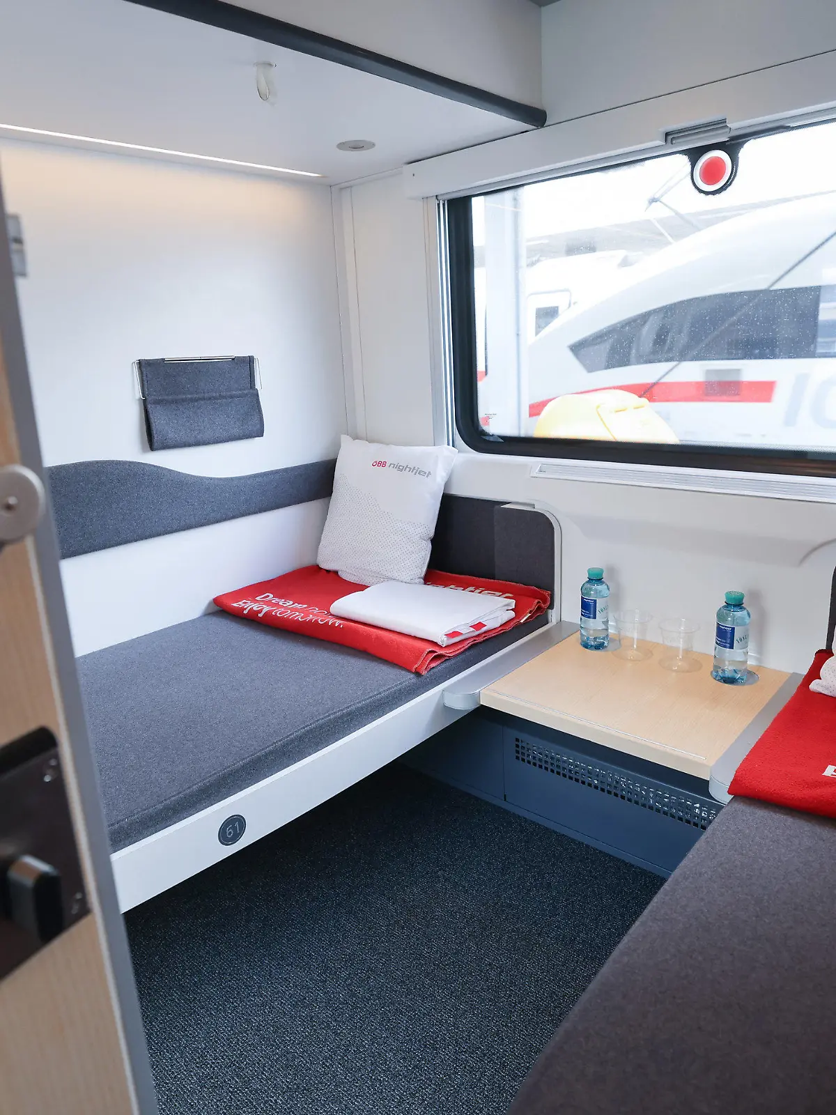 11.07.2022, Hamburg: Ein Abteil im neuen «Liegewagen comfort» des Nightjet der Österreichischen Bundesbahn ist bei einem Medientermin am Bahnhof Altona zu sehen. Gemeinsam mit der Deutschen Bahn (DB) stellte die ÖBB (Österreichischen Bundesbahnen) am Montag ihren modernisierten Liegewagen vor. Der Nachtzug verkehrt auf der Strecke Wien/Innsbruck - Hamburg. Foto: Christian Charisius/dpa +++ dpa-Bildfunk +++