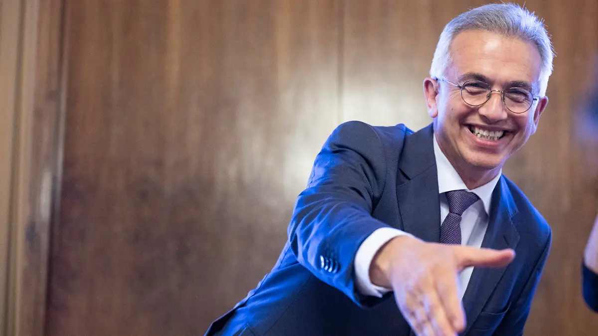 08.07.2022, Hessen, Frankfurt/Main: Peter Feldmann, SPD-Oberbürgermeister von Frankfurt am Main, kommt zu einem Pressestatement im Römer. Der unter Korruptionsverdacht stehende Feldmann will im Januar von seinem Amt zurücktreten. Im Oktober muss er sich vor Gericht verantworten. Foto: Boris Roessler/dpa +++ dpa-Bildfunk +++