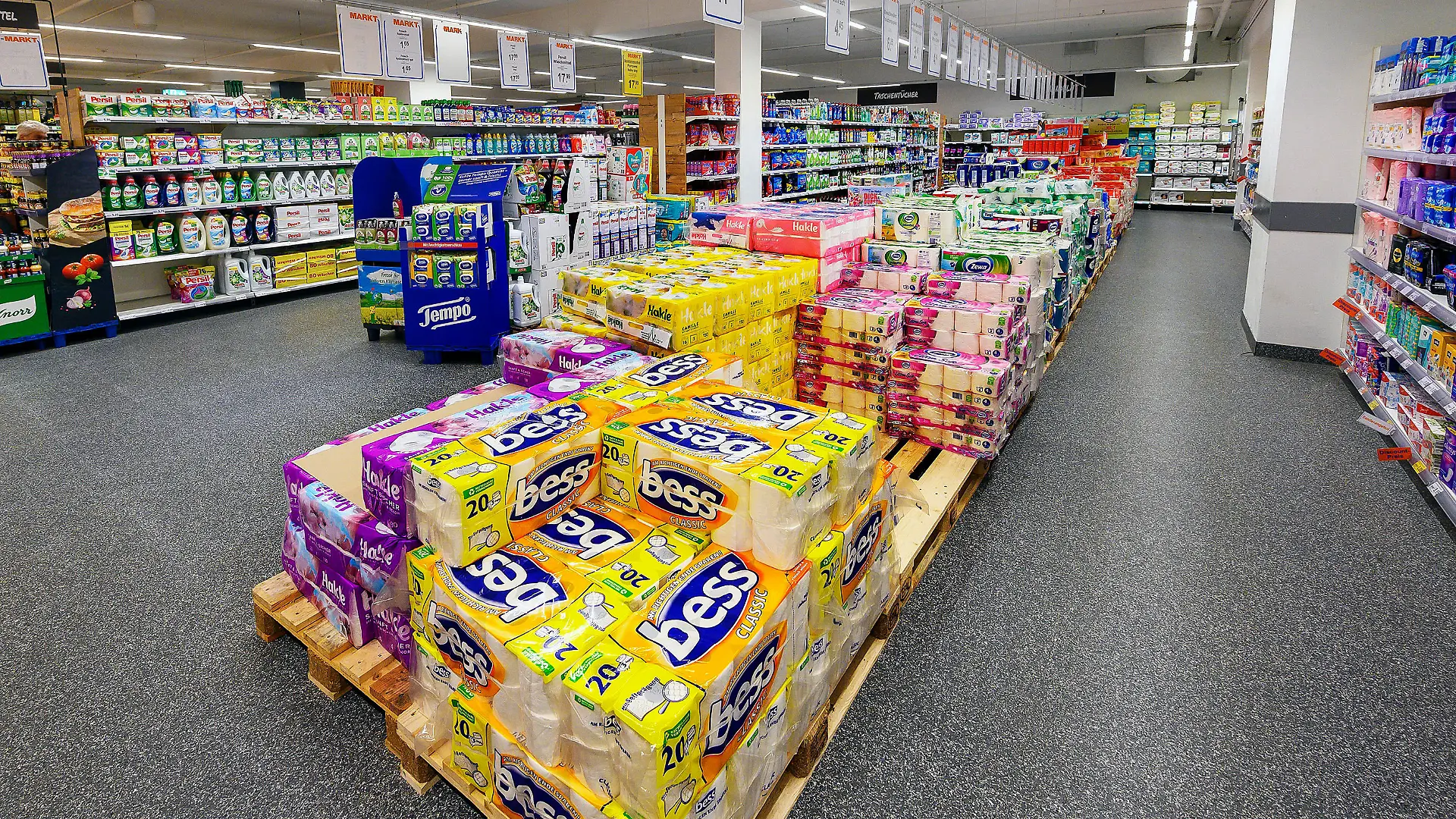 Paletten mit Toilettenpapier im Großmarkt, Bayern, Deutschland, Europa