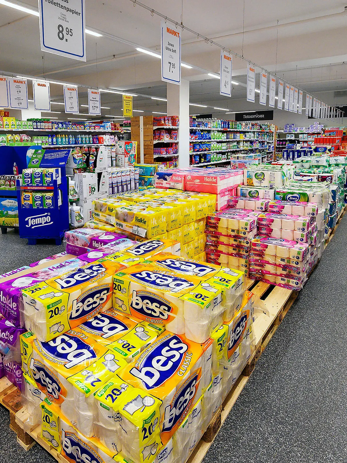 Paletten mit Toilettenpapier im Großmarkt, Bayern, Deutschland, Europa