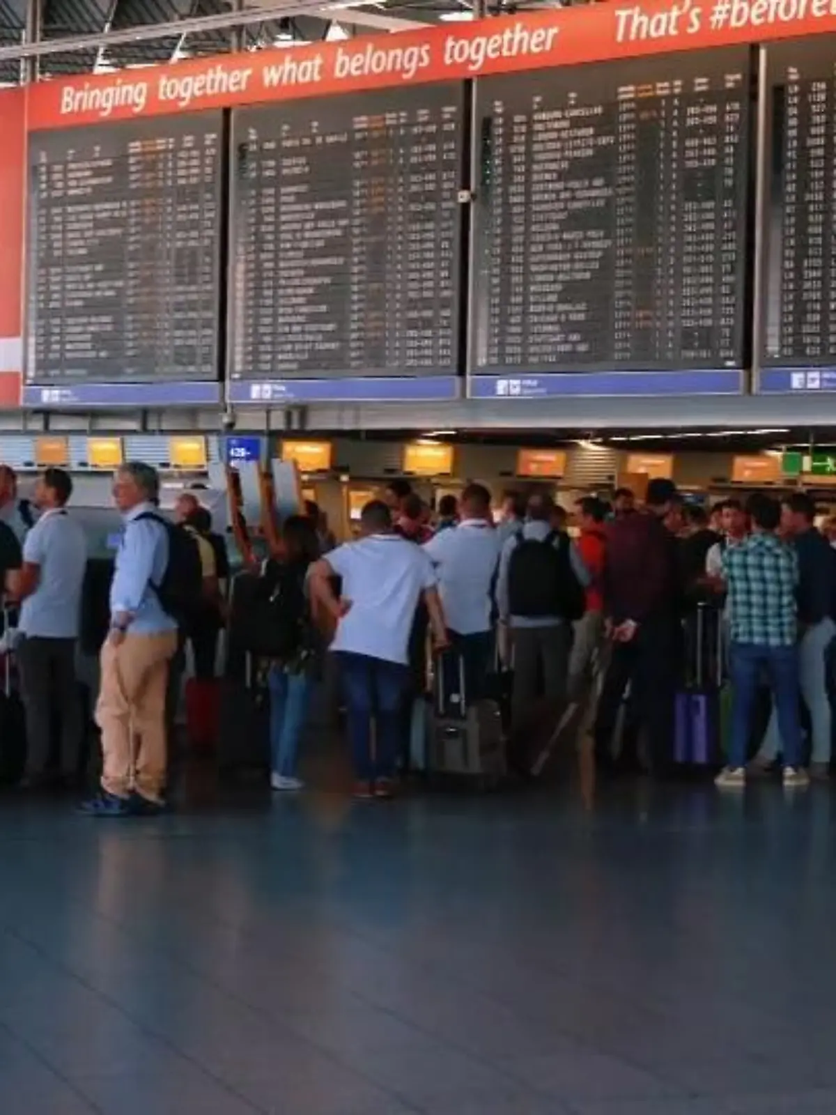 "Wir haben zu wenig Personal." Das ist der offizielle Grund, warum Airlines schon tausende Flüge in diesem Sommer gestrichen haben. Aber immer mehr fällt auf: Es sind häufig ganz bestimmte Tickets, die storniert werden.
