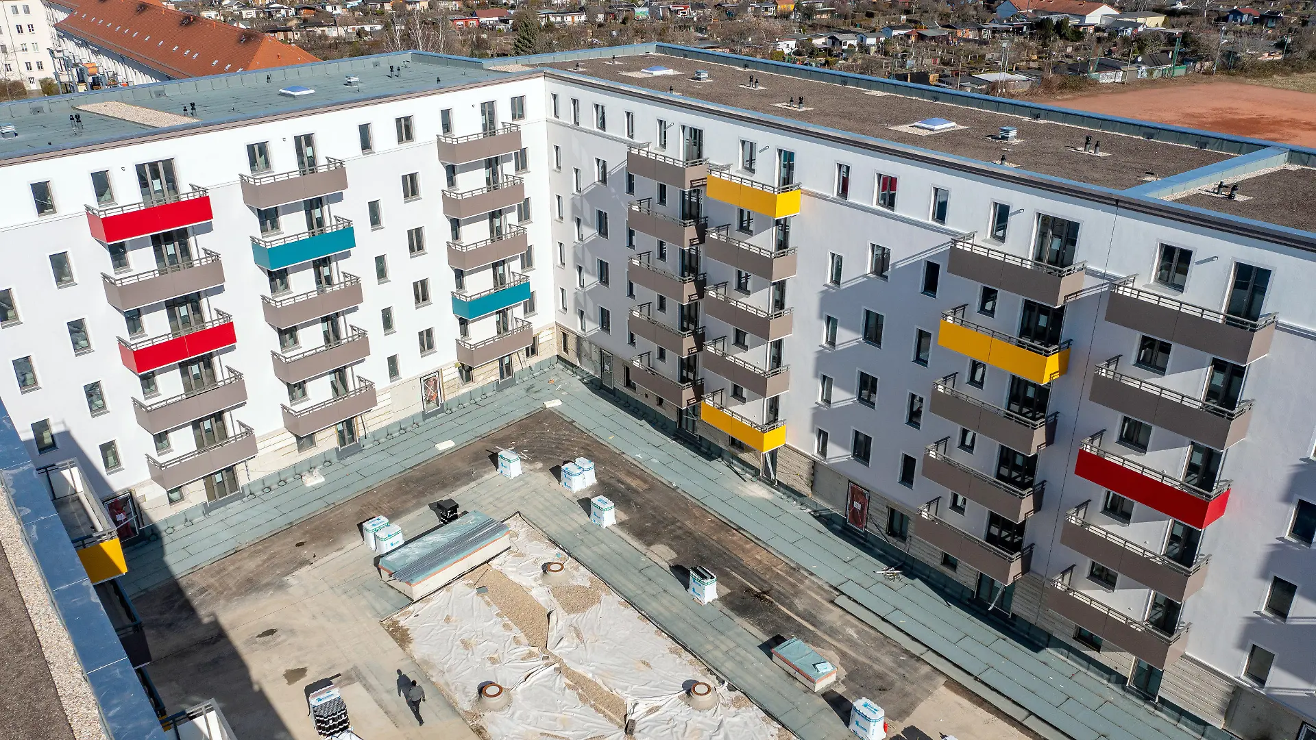 ARCHIV - 08.03.2022, Sachsen, Leipzig: Nach dem teilweisen Rückbau der Gerüste sind die Neubauten der Leipziger Wohnungs- und Baugesellschaft (LWB) in der Saalfelder Straße erstmals richtig zu sehen. (zu dpa: «Zahl der Sozialwohnungen in Sachsen gegen den Trend gestiegen») Foto: Jan Woitas/dpa-Zentralbild/dpa +++ dpa-Bildfunk +++