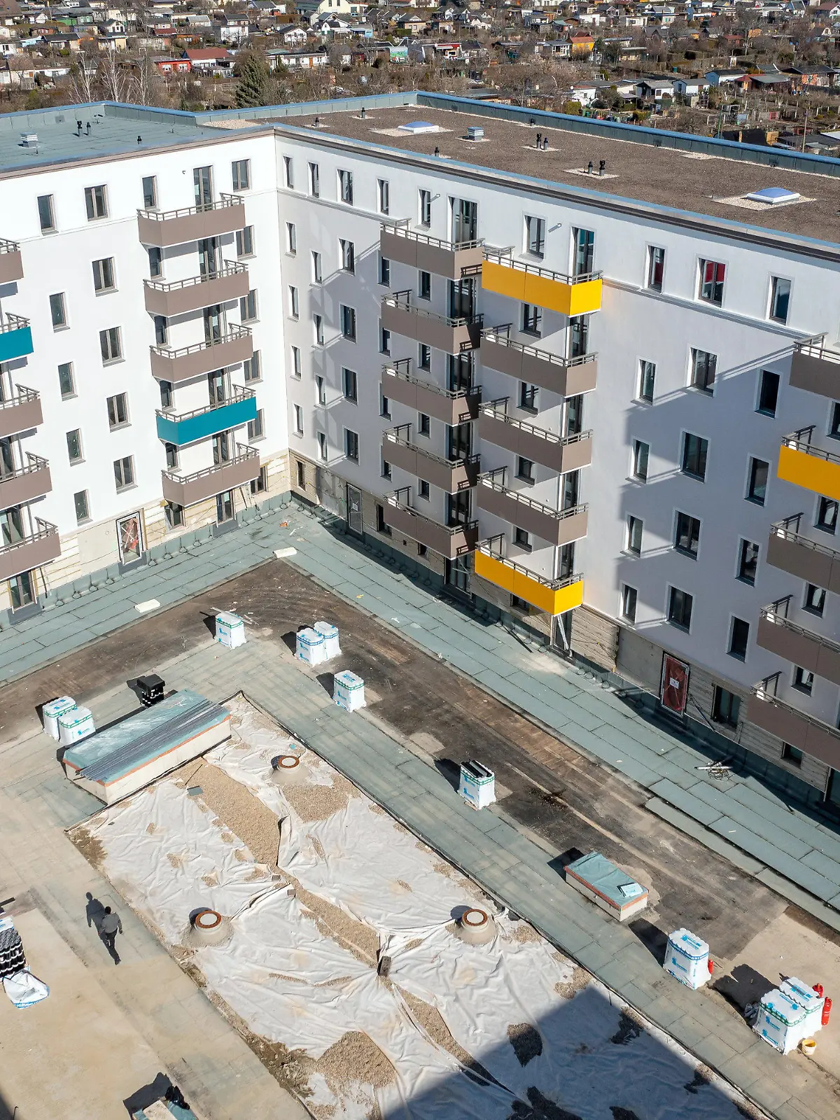 ARCHIV - 08.03.2022, Sachsen, Leipzig: Nach dem teilweisen Rückbau der Gerüste sind die Neubauten der Leipziger Wohnungs- und Baugesellschaft (LWB) in der Saalfelder Straße erstmals richtig zu sehen. (zu dpa: «Zahl der Sozialwohnungen in Sachsen gegen den Trend gestiegen») Foto: Jan Woitas/dpa-Zentralbild/dpa +++ dpa-Bildfunk +++