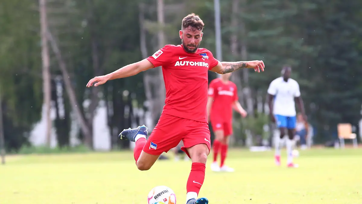  29.06.2022, xtgx, Fussball Testspiel, Hertha BSC Berlin - TuS Makkabi Berlin emspor, v.l. Marco Richter Hertha, 23 Torschuss, schiesst den Ball aufs Tor, Schuss DFL/DFB REGULATIONS PROHIBIT ANY USE OF PHOTOGRAPHS as IMAGE SEQUENCES and/or QUASI-VIDEO Kienbaum *** 29 06 2022, xtgx, football test match, Hertha BSC Berlin TuS Makkabi Berlin emspor, v l Marco Richter Hertha, 23 goal shot, shoots the ball on goal, shot DFL DFB REGULATIONS PROHIBIT ANY USE OF PHOTOGRAPHS as IMAGE SEQUENCES and or QUASI VIDEO Kienbaum