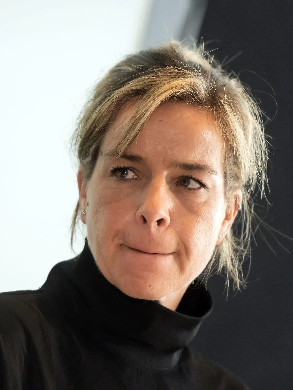 01.07.2022, Nordrhein-Westfalen, Dortmund: Mona Neubaur (Bündnis 90/Grüne), Wirtschafts- und Klimaschutzministerin in Nordrhein-Westfalen steht bei der Frühjahrskonferenz der Wirtschaftsminister der deutschen Bundesländer im Deutschen Fußballmuseum auf dem Podium. Seit Donnerstag wurde u.a. über die klimaneutrale Transformation der Wirtschaft beraten. Den Vorsitz der Wirtschaftsministerkonferenz hat derzeit Nordrhein-Westfalen. Foto: Bernd Thissen/dpa +++ dpa-Bildfunk +++