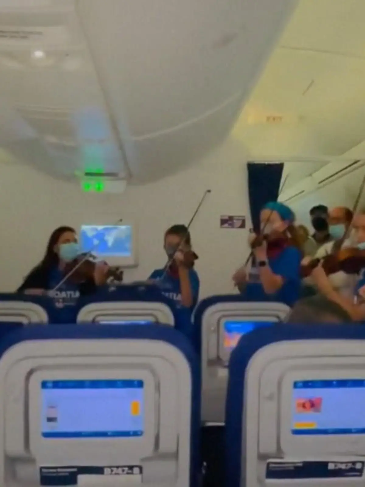 90 Minuten lang saßen diese Passagiere in einem Flieger am Flughafen von Newark in den USA fest. Doch statt mieser Laune, gab es hier vor allem eines: Festival-Feeling. Denn ein Orchester aus Nashville gab spontan ein kleines Konzert, das wirklich alle an Bord mitriss.