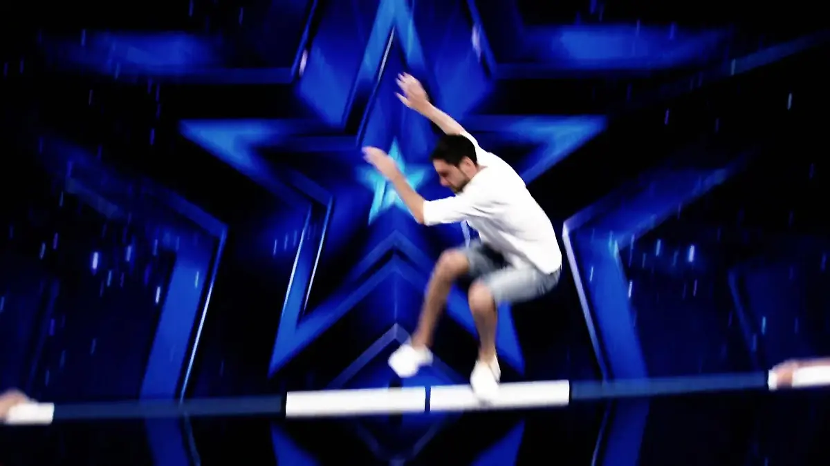 Dieser Stunt versetzt die Jury in einem kurzen Schock Das wäre beinahe schief gegangen