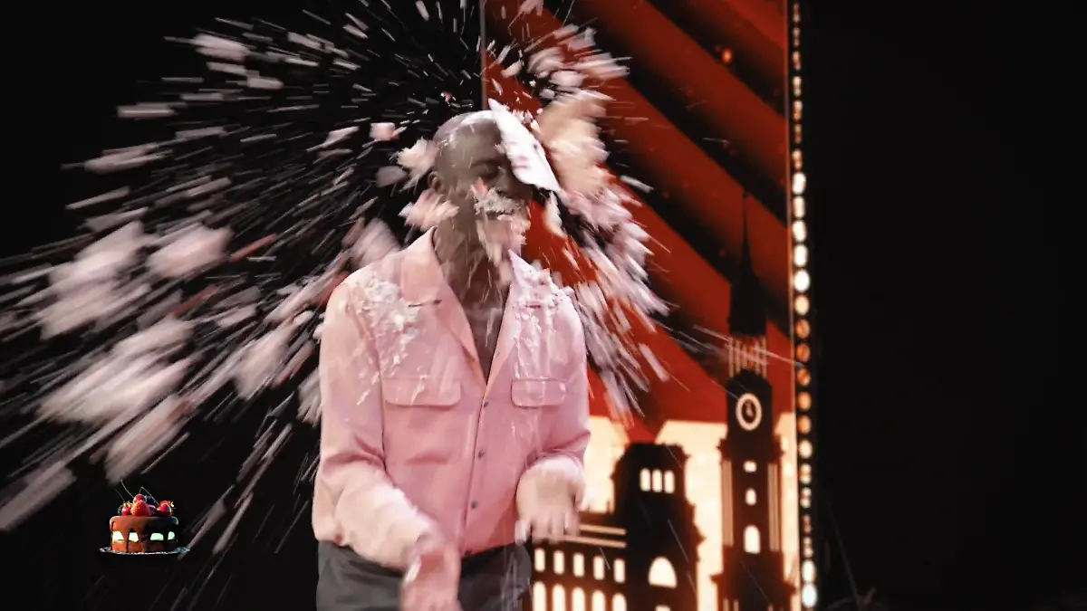Eine kleine Tortenschlacht unter Freunden Bruce Darnell gegen Dieter Bohlen