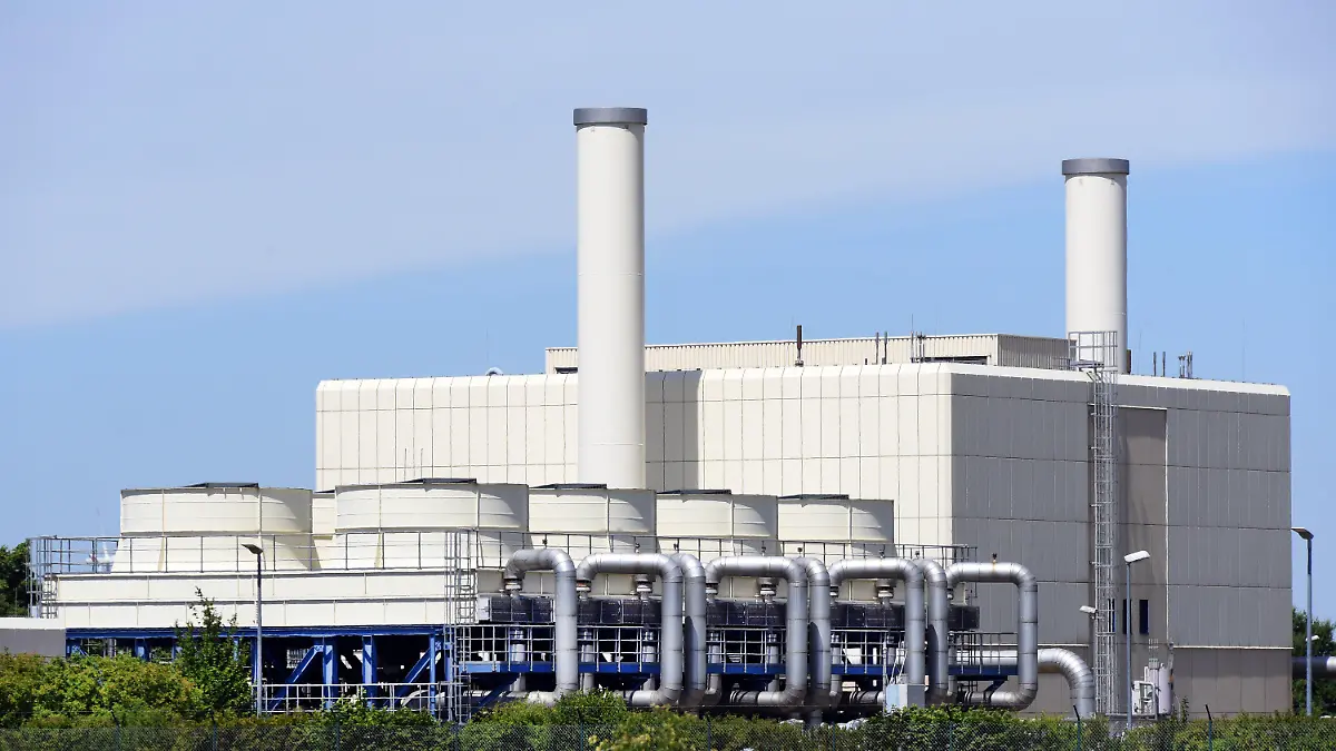 22.06.2022, Sachsen-Anhalt, Bad Lauchstädt/Teutschenthal: Blick auf die Kühlanlagen und die Gasverdichter (l) des Untergrund-Gasspeichers der VNG AG. Die Speicheranlage kombiniert die Speichertypen Kavernen- und Porenspeicher. Hierbei wird das Gas entweder in großen Hohlräumen (Kavernen) im Salzstock oder in porösem Gestein gespeichert. Wirtschaftsminister Habeck hatte am Donnerstag die zweite Stufe des dreistufigen Notfallplans Gas ausgerufen, weil Russland die Liefermenge über die wichtigste Pipeline Nord Stream gedrosselt hat. Foto: Waltraud Grubitzsch/dpa +++ dpa-Bildfunk +++