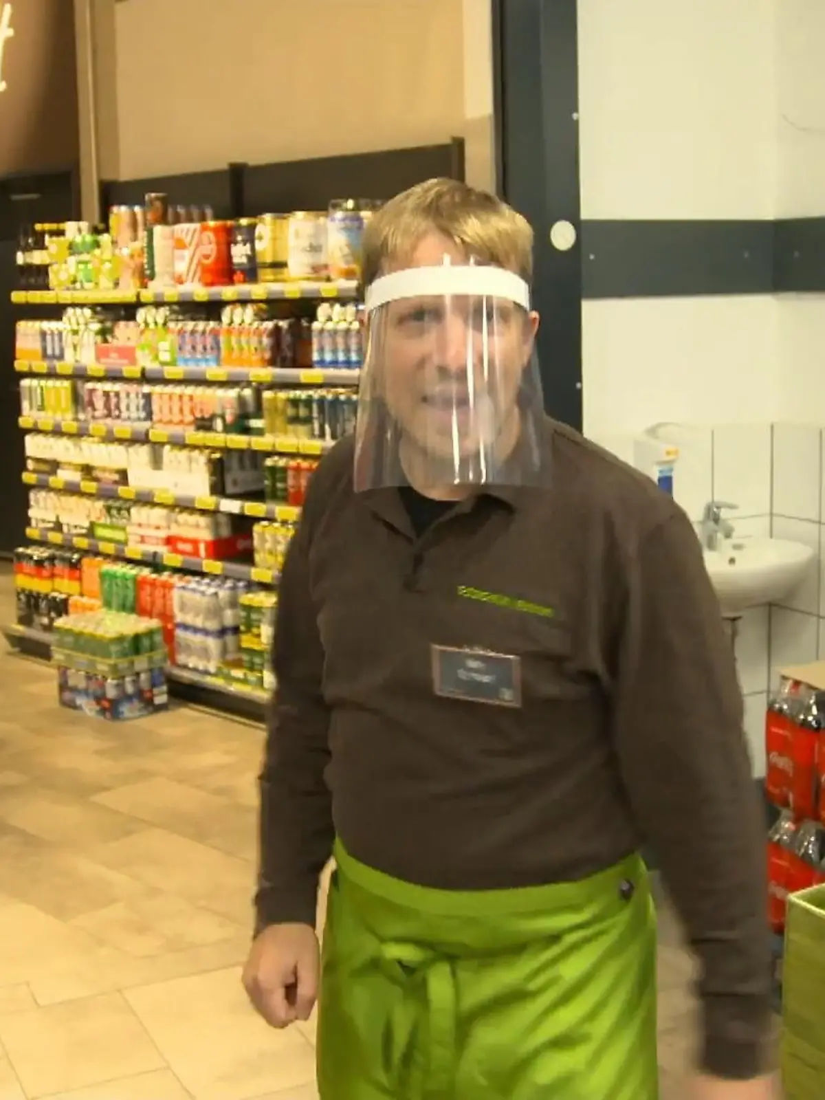 Bild zu: "Rent a Pocher! Olli hilft im Supermarkt aus"