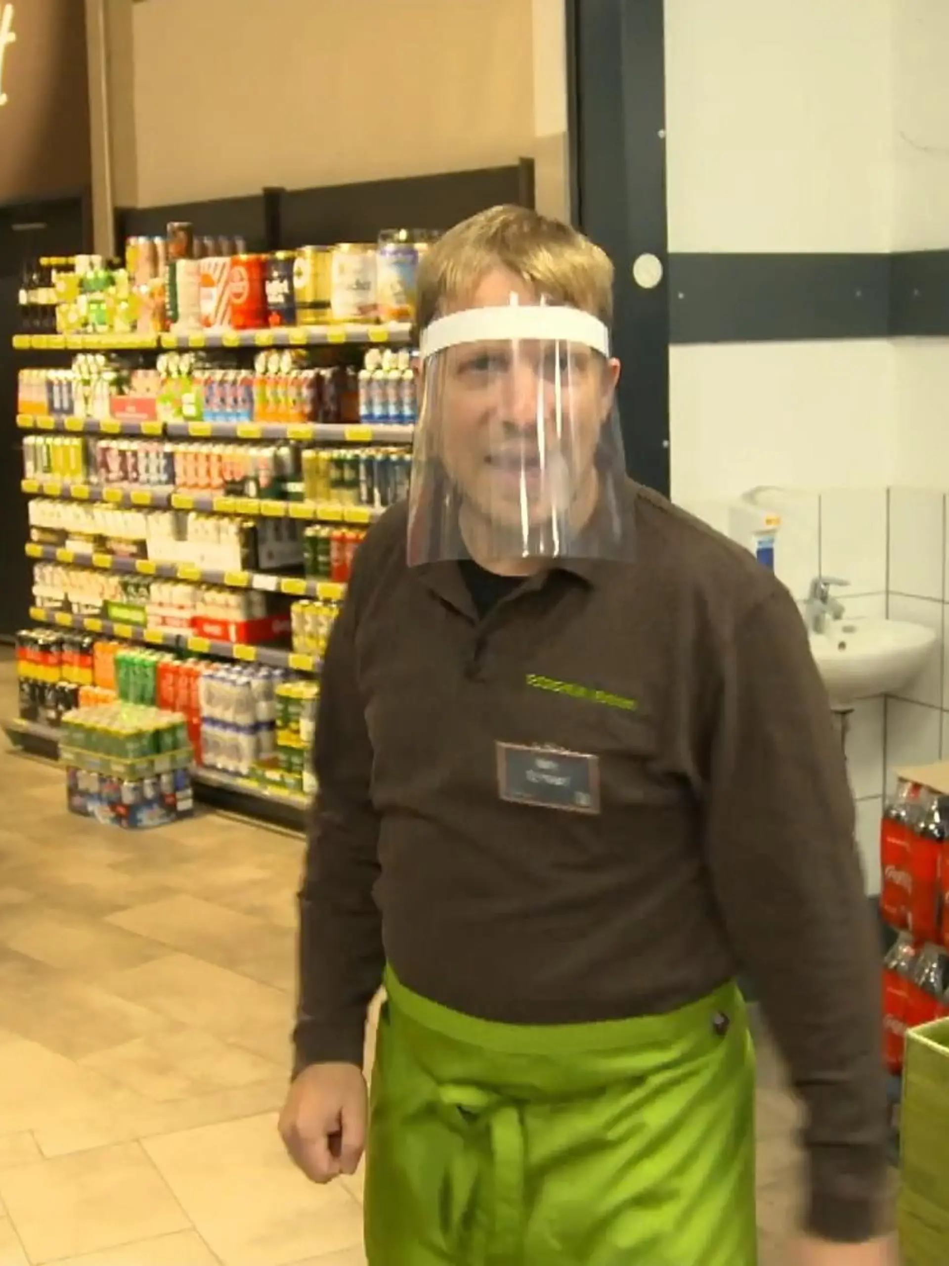 Bild zu: "Rent a Pocher! Olli hilft im Supermarkt aus"