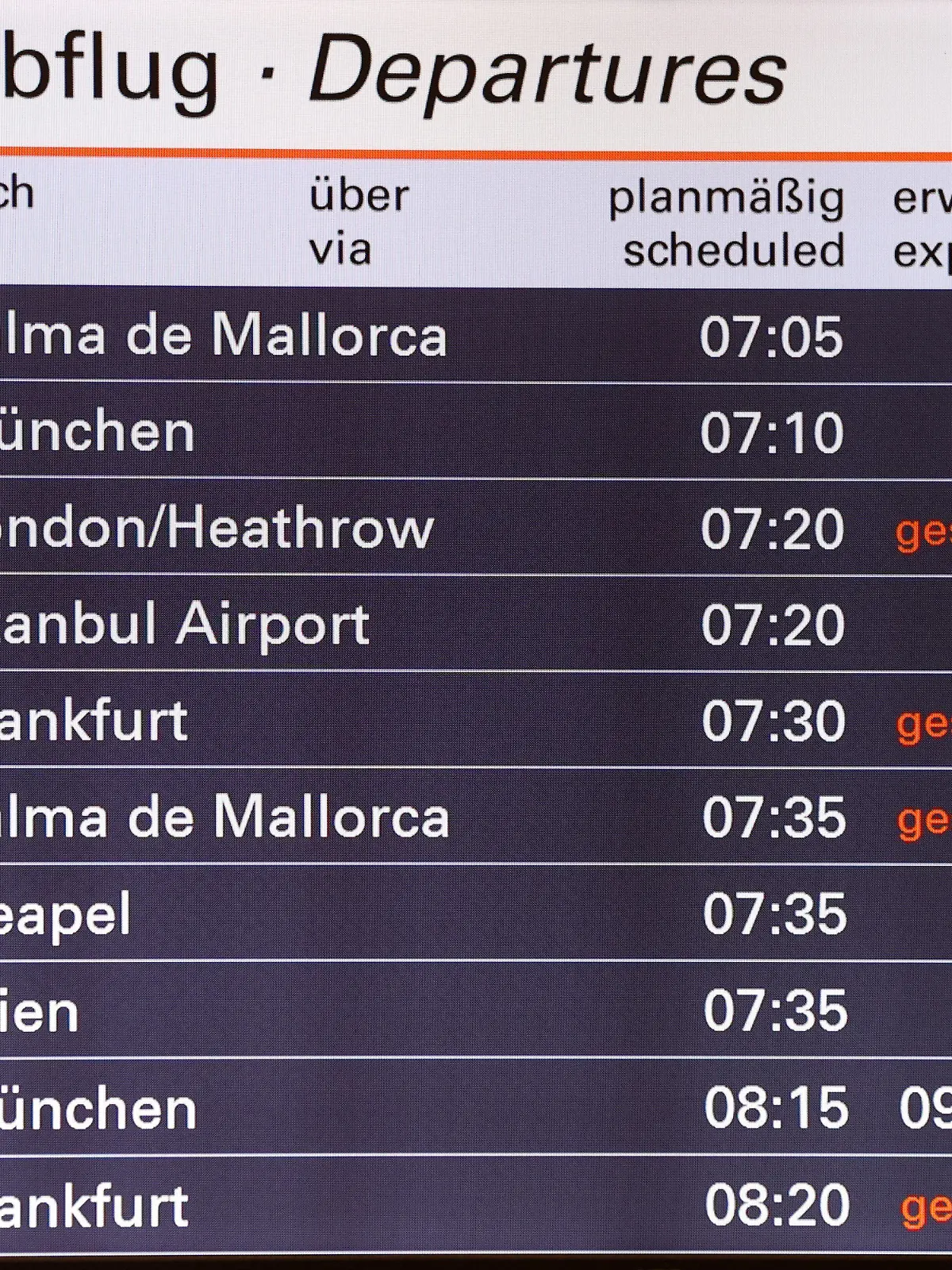 ARCHIV - 02.07.2022, Hamburg: Gestrichene Flüge sind auf einer Anzeigetafel am Hamburger Flughafen zu sehen. In Schleswig-Holstein war Ferienbeginn. (zu dpa "Studie: Häufige Flugabsagen könnten neuer Normalzustand werden") Foto: Bodo Marks/dpa +++ dpa-Bildfunk +++