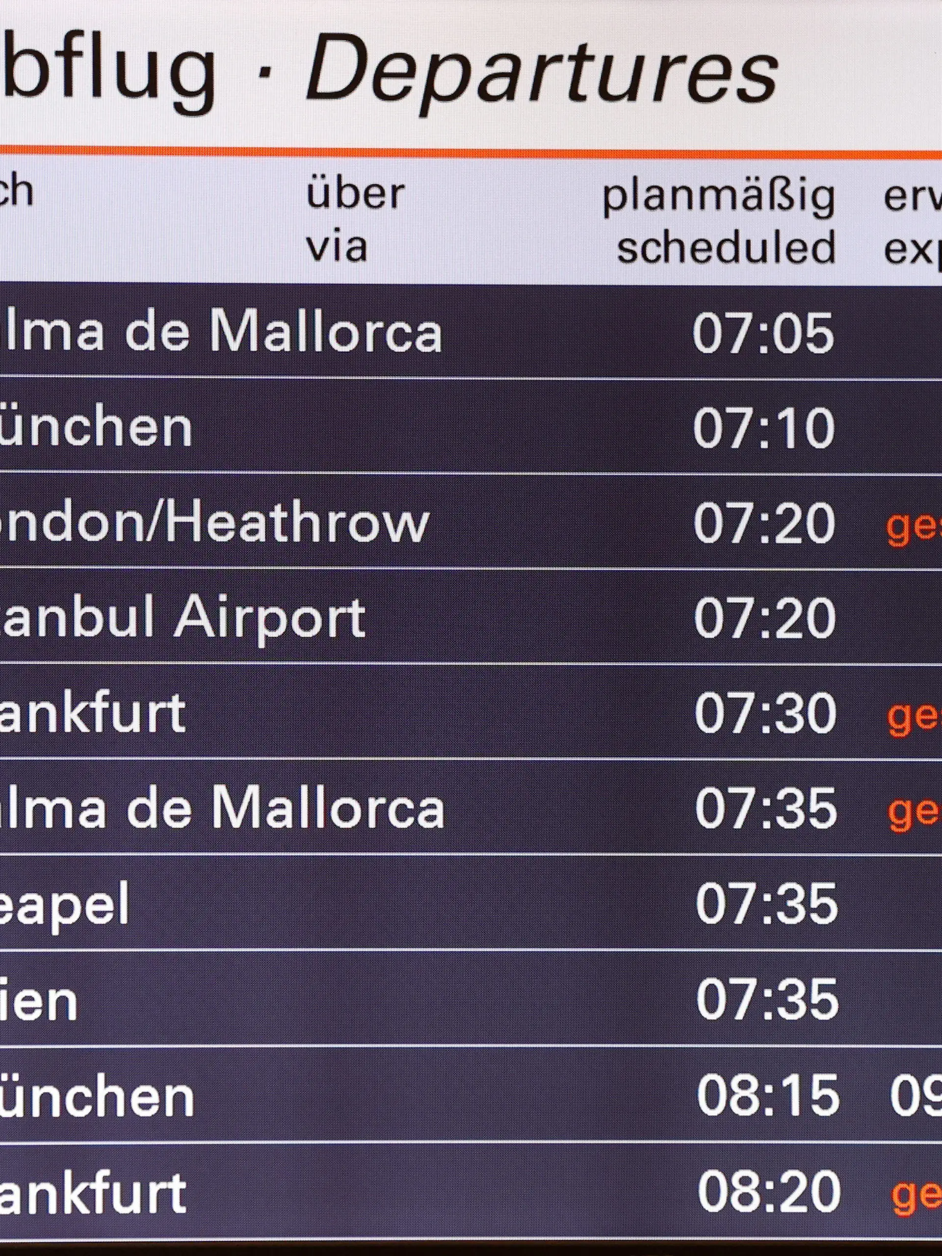 ARCHIV - 02.07.2022, Hamburg: Gestrichene Flüge sind auf einer Anzeigetafel am Hamburger Flughafen zu sehen. In Schleswig-Holstein war Ferienbeginn. (zu dpa "Studie: Häufige Flugabsagen könnten neuer Normalzustand werden") Foto: Bodo Marks/dpa +++ dpa-Bildfunk +++