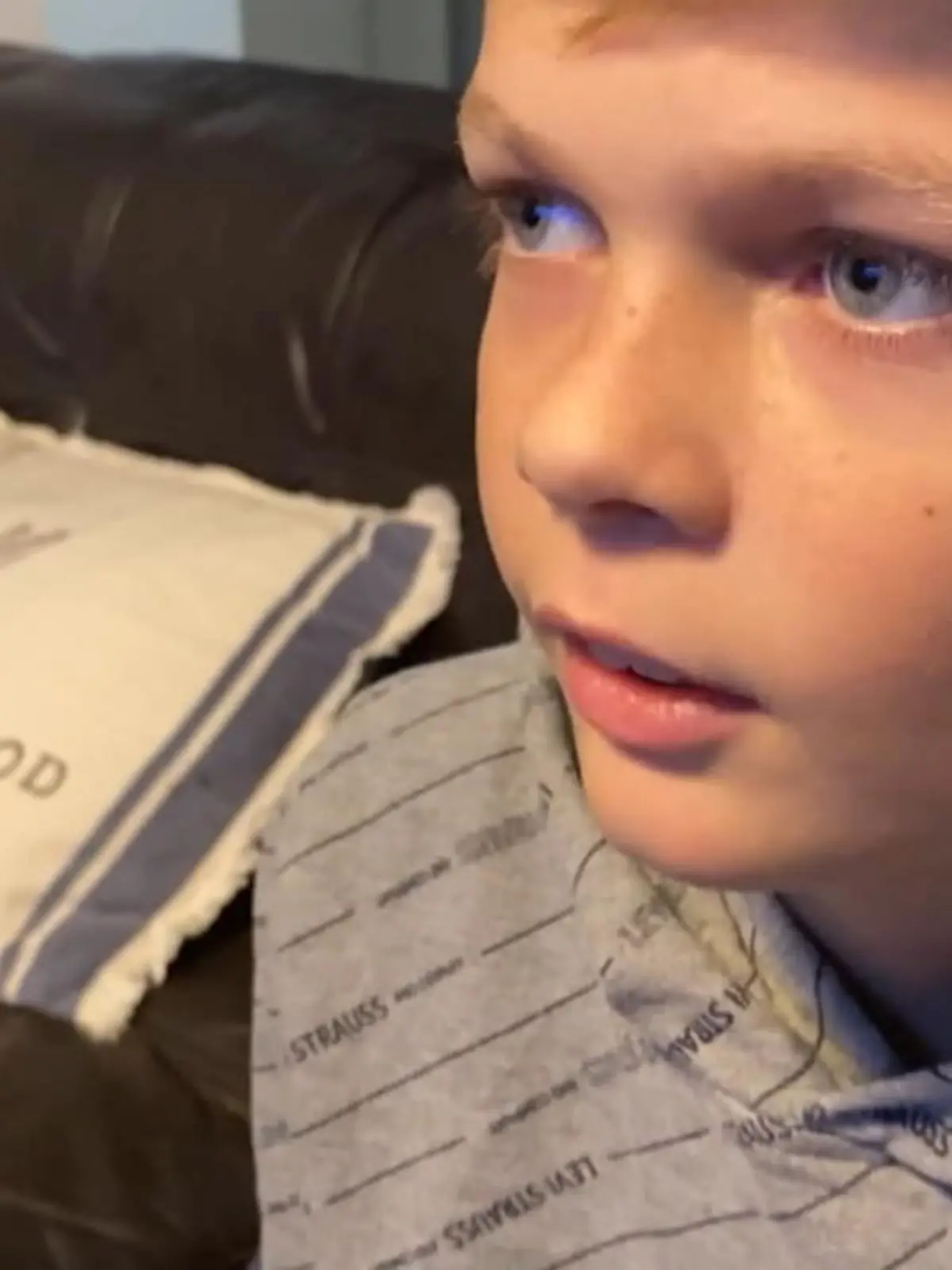 Dass Levi Stock (11) aus Valrico in Florida wieder bei seiner Familie ist, hätte vor gut zwei Wochen niemand gedacht. Ein Bootsausflug wird da nämlich zum Albtraum. Levi ist grade im Wasser, als ihn ein Blitz trifft. Er kommt sofort ins Krankenhaus, überlebt den Blitzeinschlag. Wie es ihm jetzt geht, sehen Sie im Video.