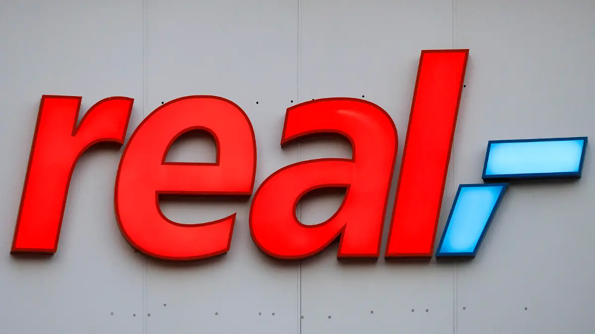 Logo der real,- SB-Warenhaus GmbH an einer Filiale an der Weißhausstraße. Rund 30 Märkte der Supermarktkette Real der noch bestehenden 276 Real-Märkte sollen nach dem bevorstehenden Verkauf der Kette an den Finanzinvestor SCP geschlossen werden. (Themenbild, Symbolbild) Köln, 05.03.2021