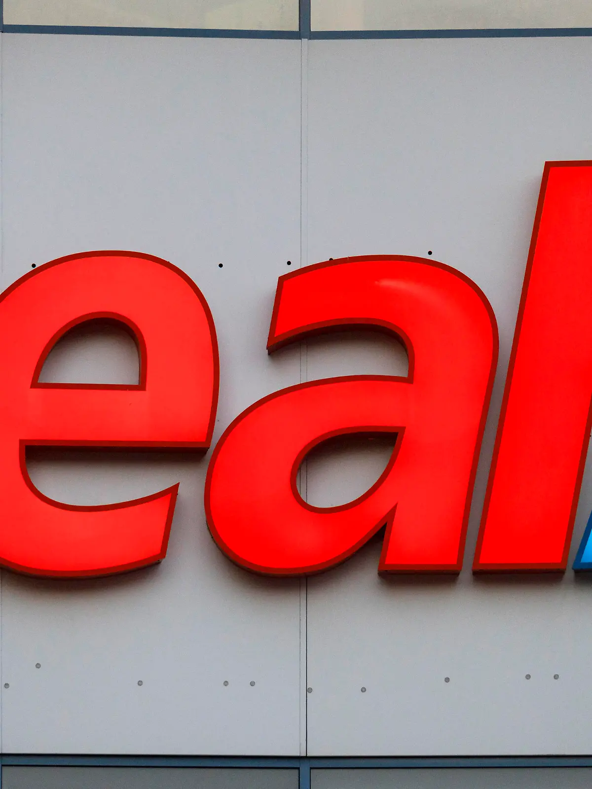 Logo der real,- SB-Warenhaus GmbH an einer Filiale an der Weißhausstraße. Rund 30 Märkte der Supermarktkette Real der noch bestehenden 276 Real-Märkte sollen nach dem bevorstehenden Verkauf der Kette an den Finanzinvestor SCP geschlossen werden. (Themenbild, Symbolbild) Köln, 05.03.2021