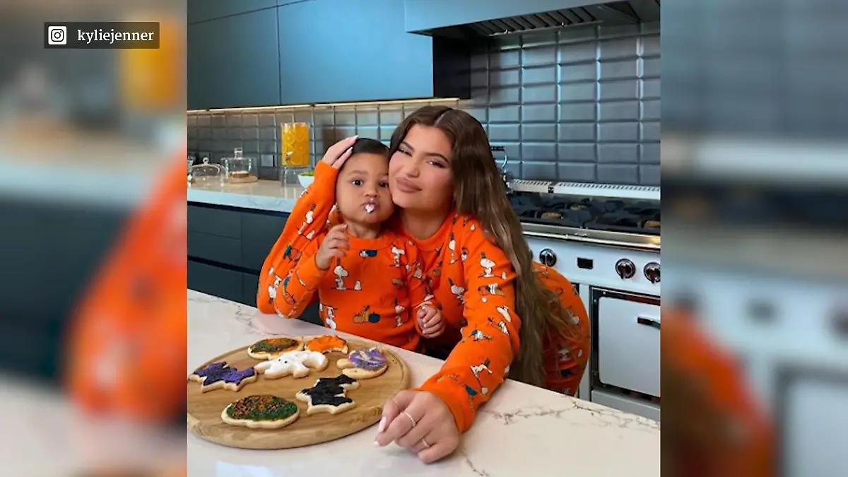 Kylie und Tochter Stormi im Halloween-Fieber! Zuckersüße Stormi beim Backen