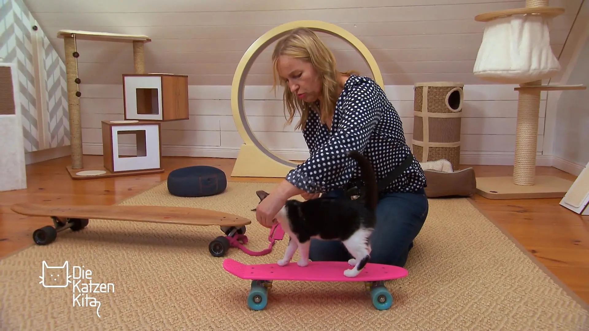 Für Cora geht es heute aufs Skateboard Gleichgewichts-Training