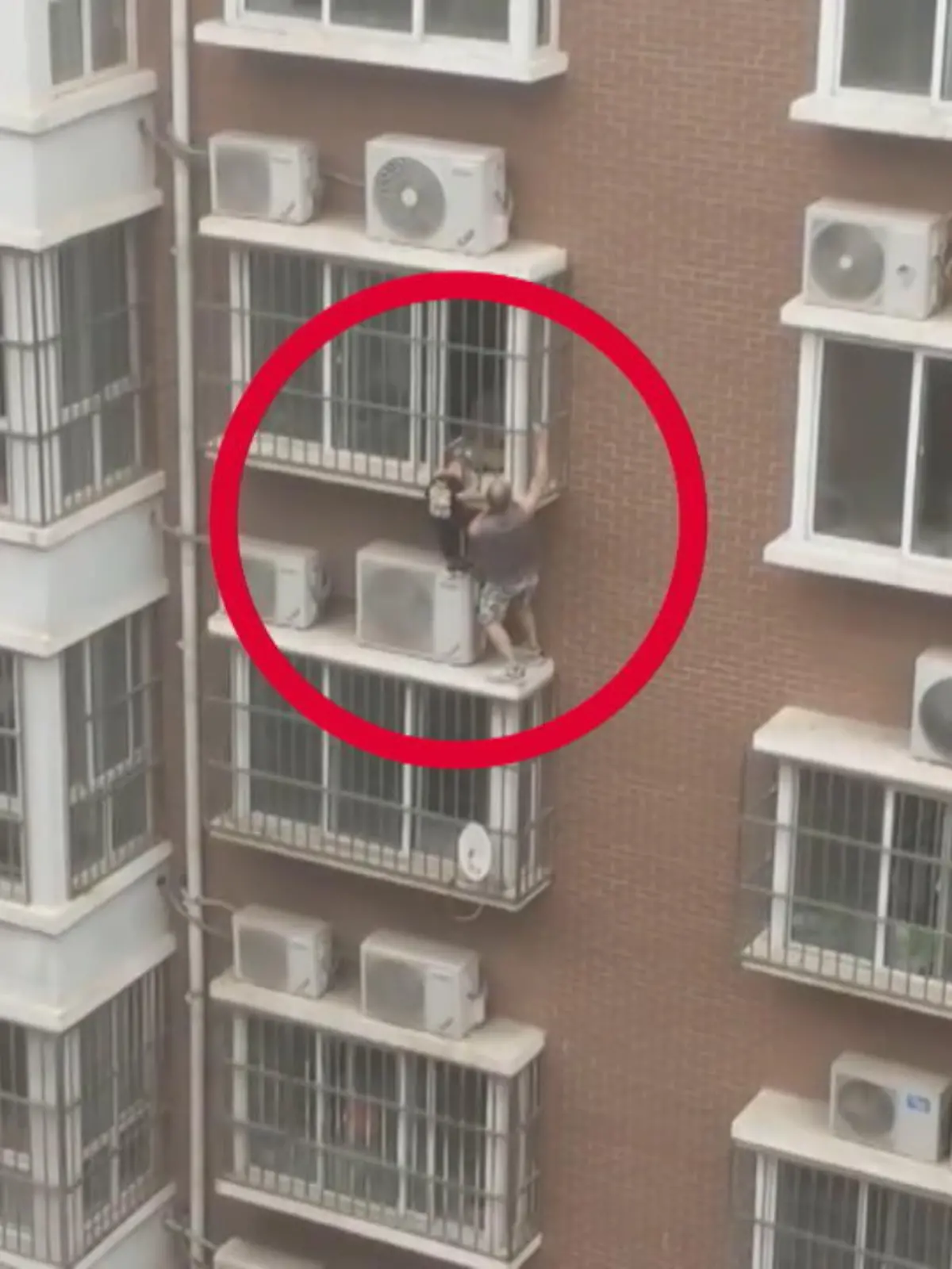 Ein Kind sucht seine Mutter und rutscht zwischen den Gitterstäben vor einem Fenster nach draußen. Nur sein Kopf, der zwischen den Stäben feststeckt, hindert es daran, vier Stockwerke in die Tiefe zu stürzen. Zum Glück wagt ein mutiger Spaziergänger, die Außenfassade hochzuklettern und dem Kind zu helfen.